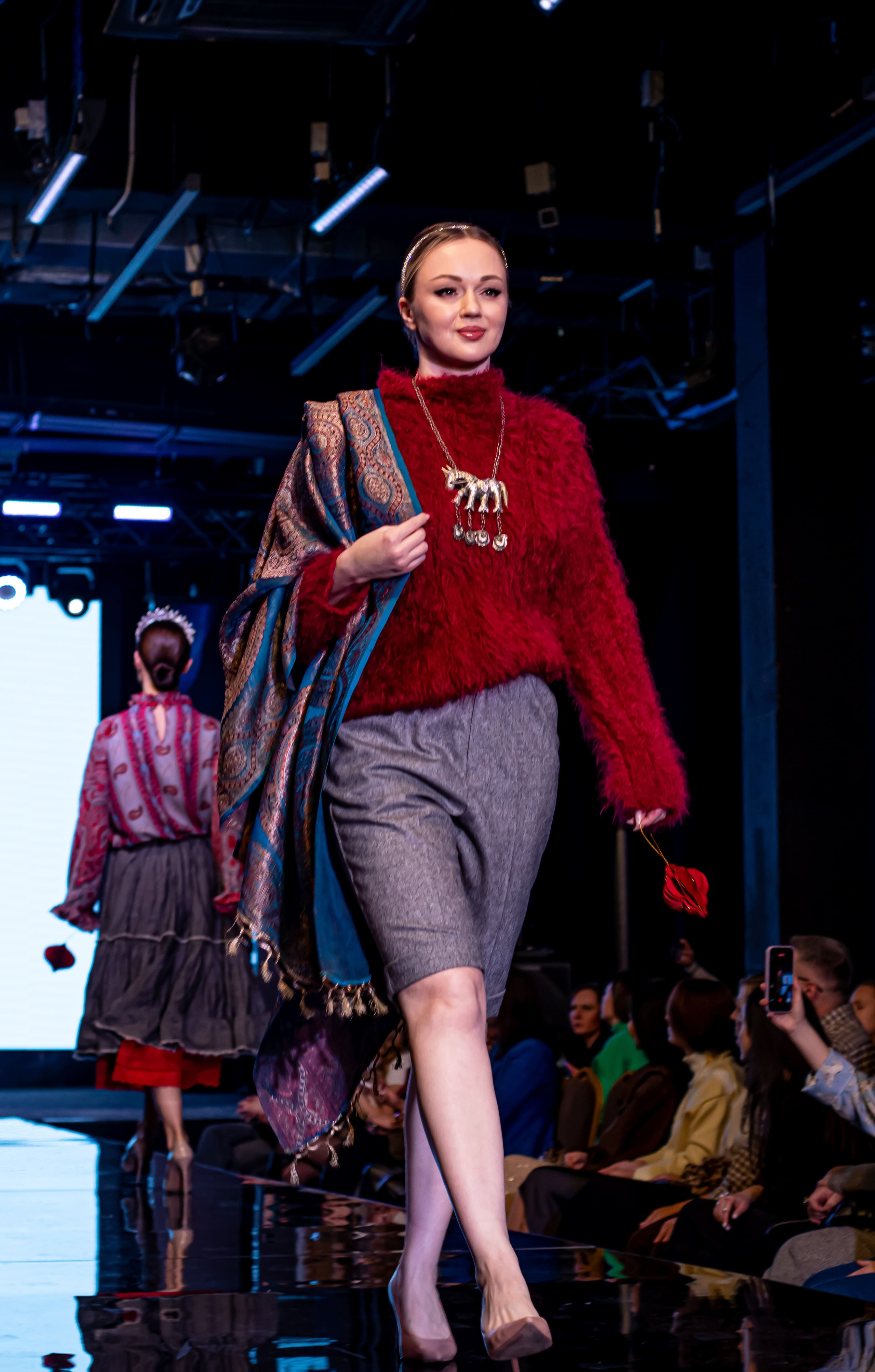 Модель на подиуме в клетчатом образе — профессиональная съёмка fashion-показа, Москва