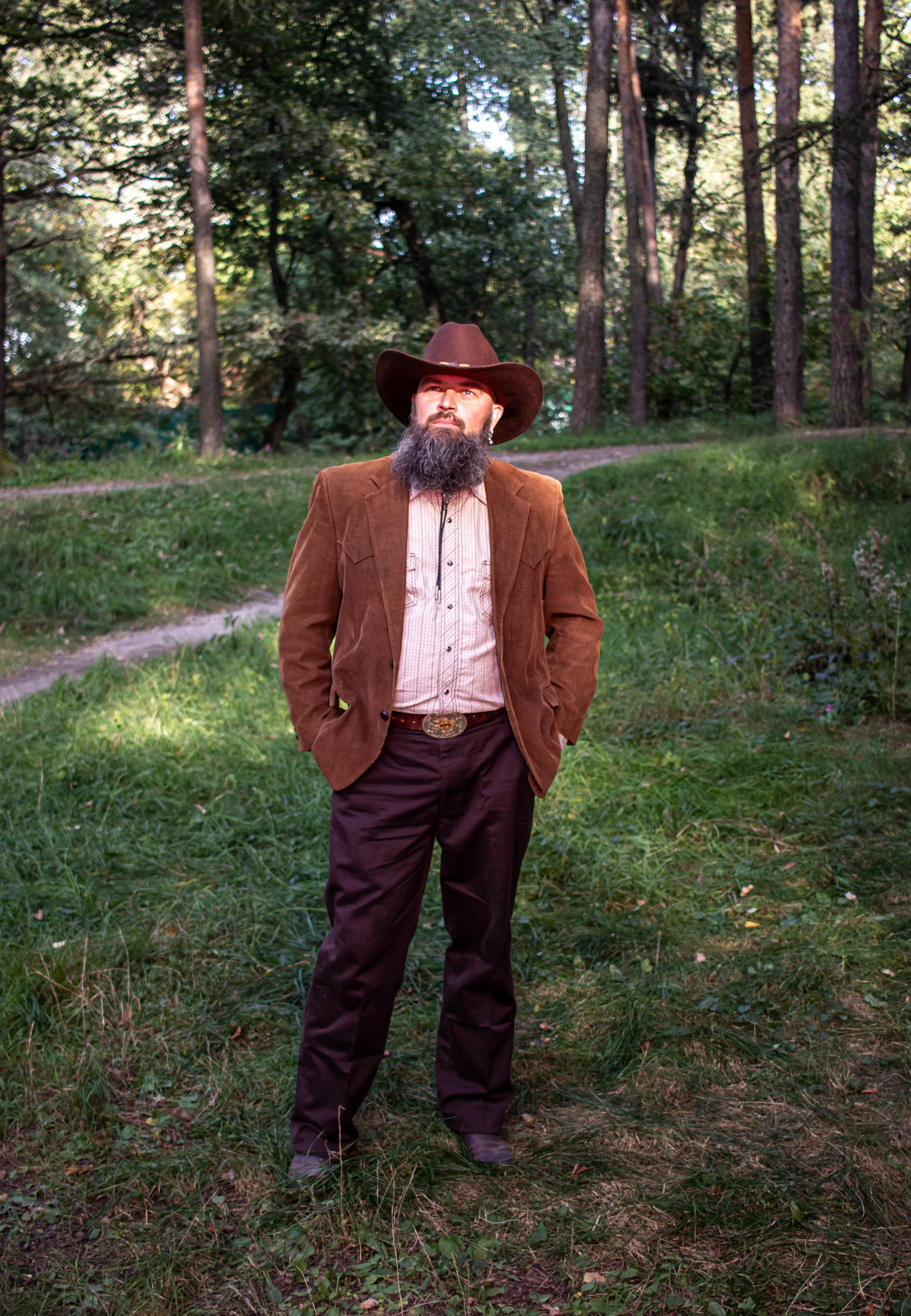 Классический мужской портрет на природе — лес