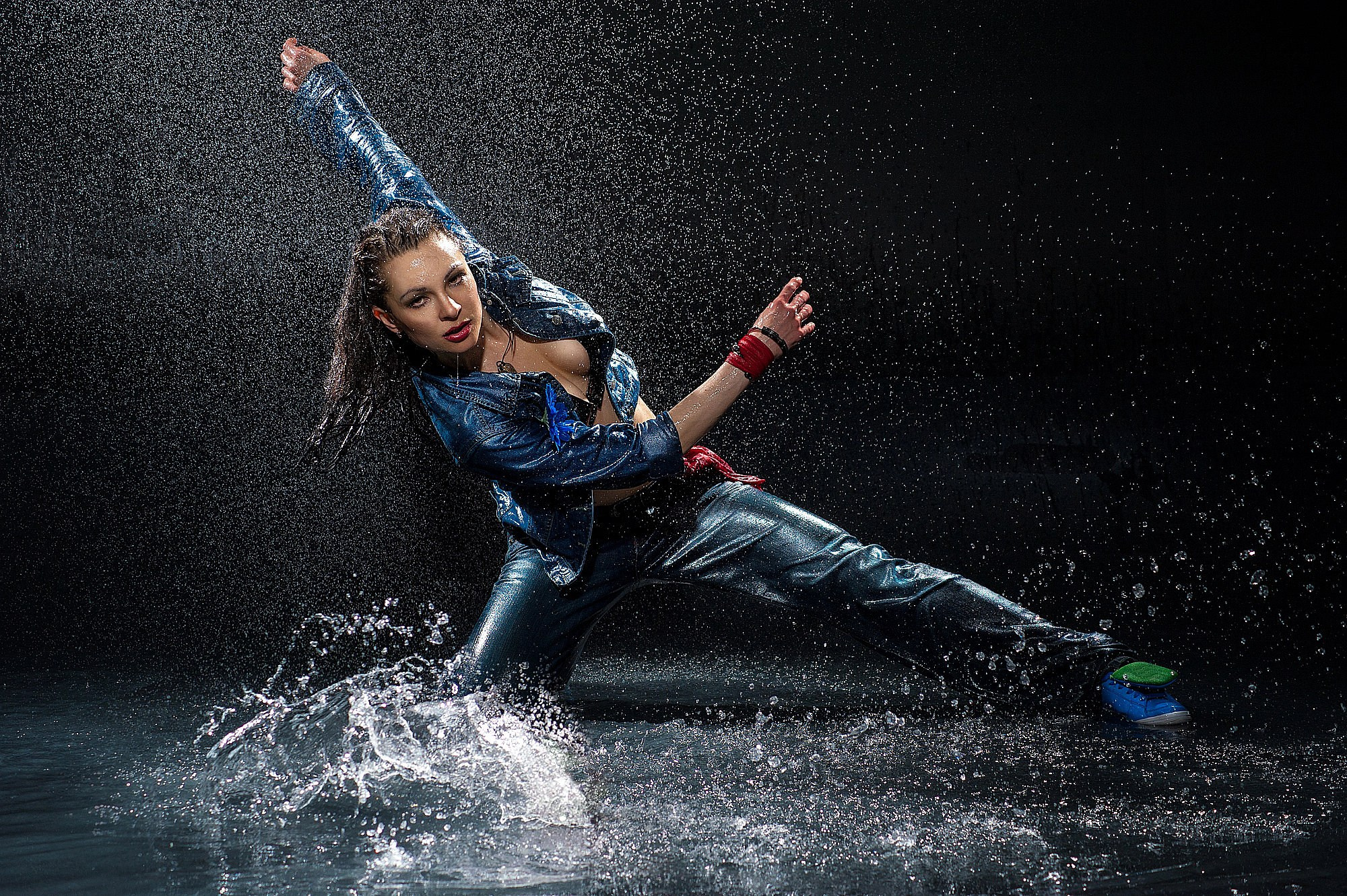 Танцор выполняет резкий поворот в воде, создавая веер брызг вокруг себя. Эффектная динамическая съёмка движения под дождём в Москве и Истринском районе.