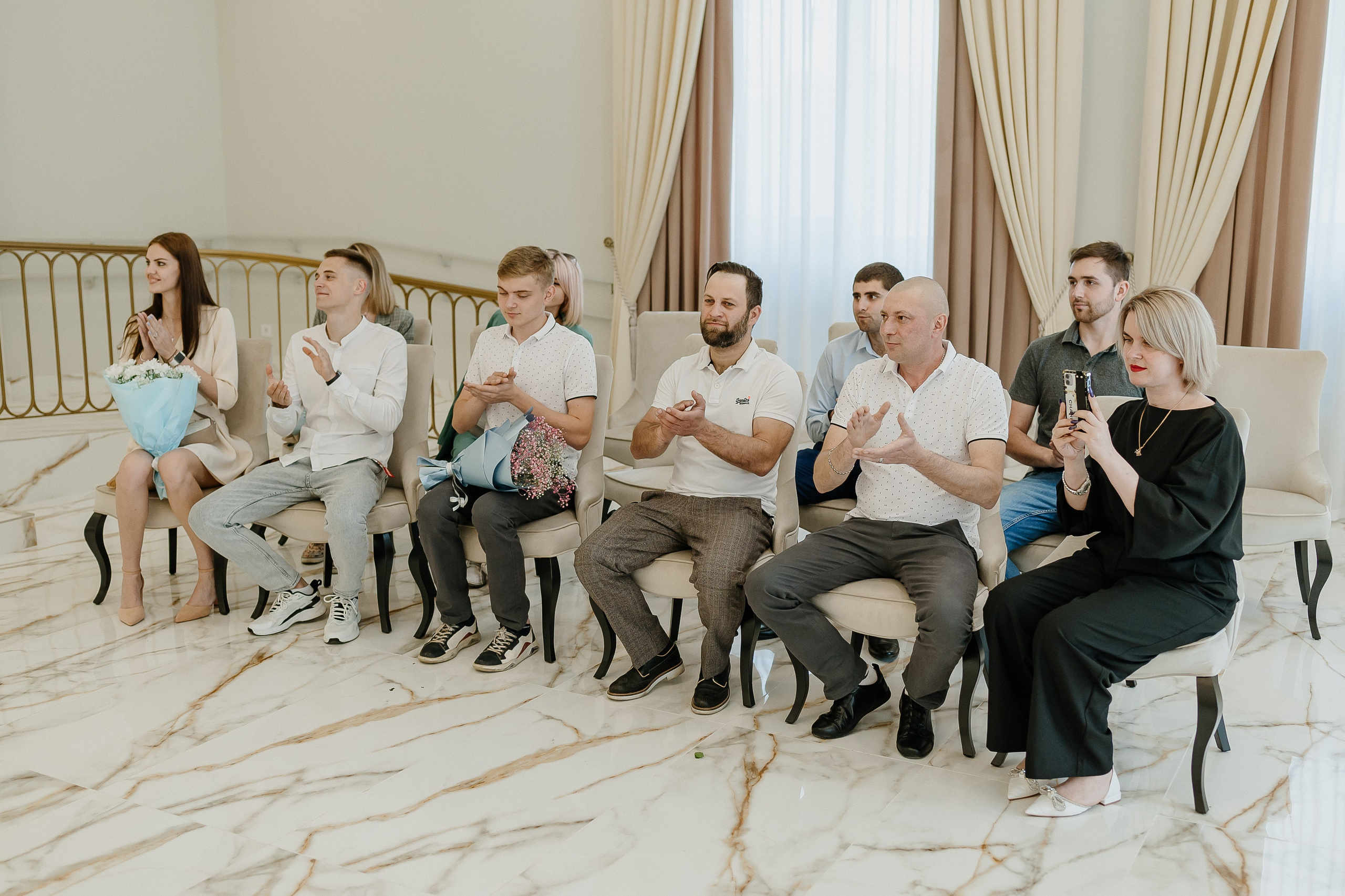 Гости на регистрации брака