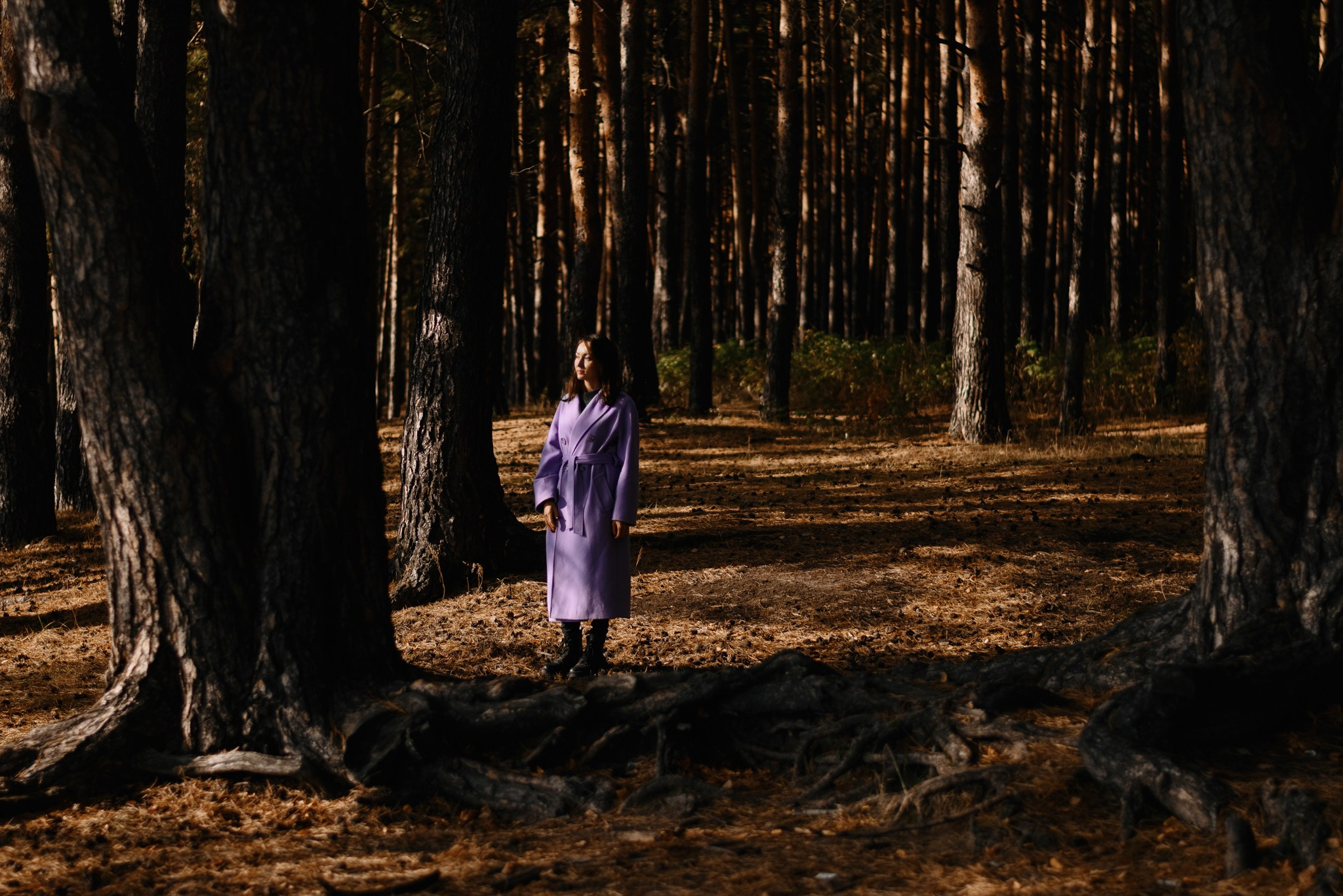 Женская фотосессия в лесу на закате. Атмосферный портрет в лучах солнца.