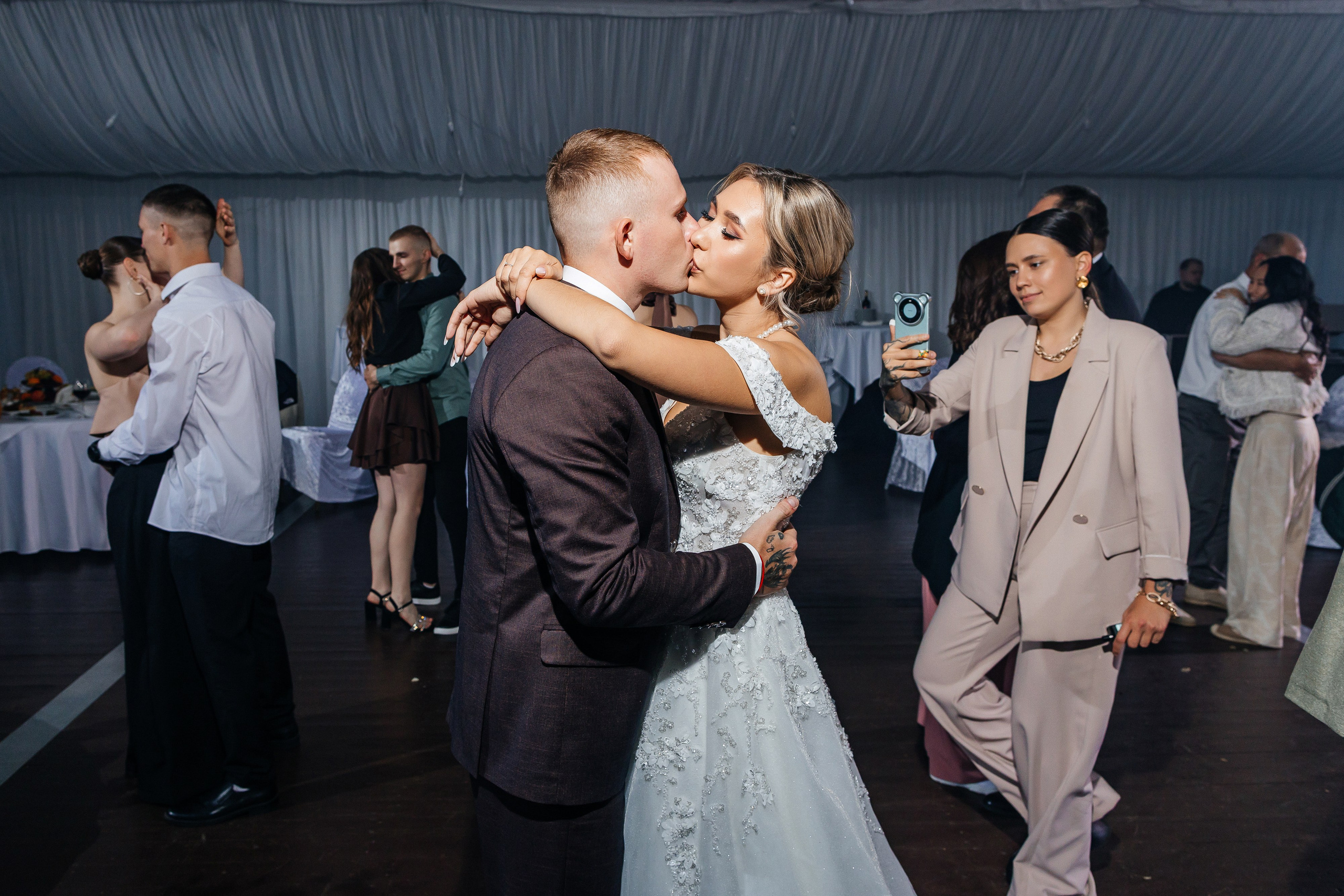 Красивая летняя свадьба в шатре. Олег Сверчков | Свадебный фотограф Вологда