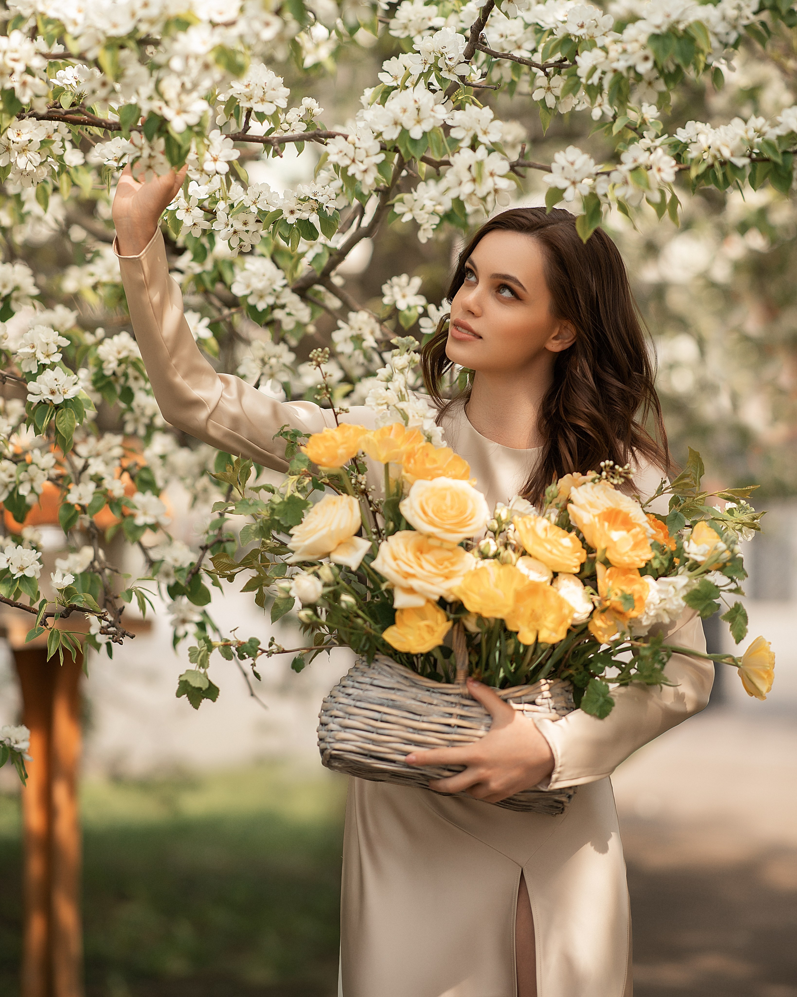 Фотосессия девушки в цветении. Женский фотограф в Москве Богдашкина Динара