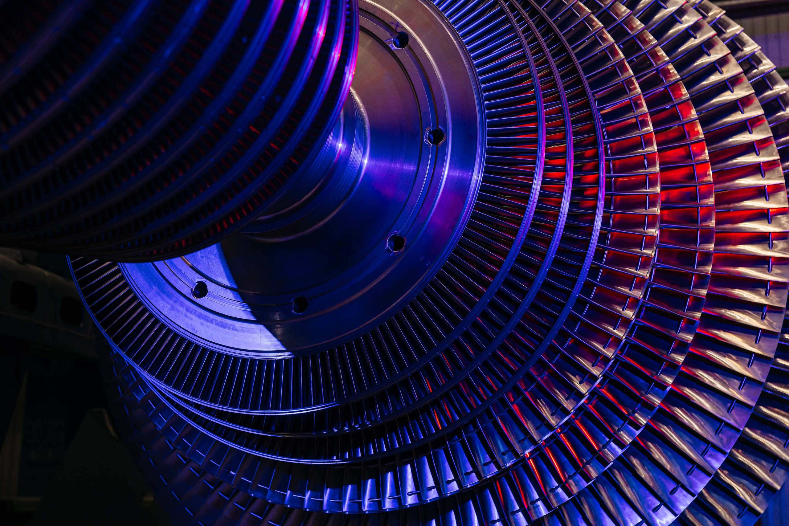 Яркая промышленная съёмка на стыке реальности и визуальных трендов