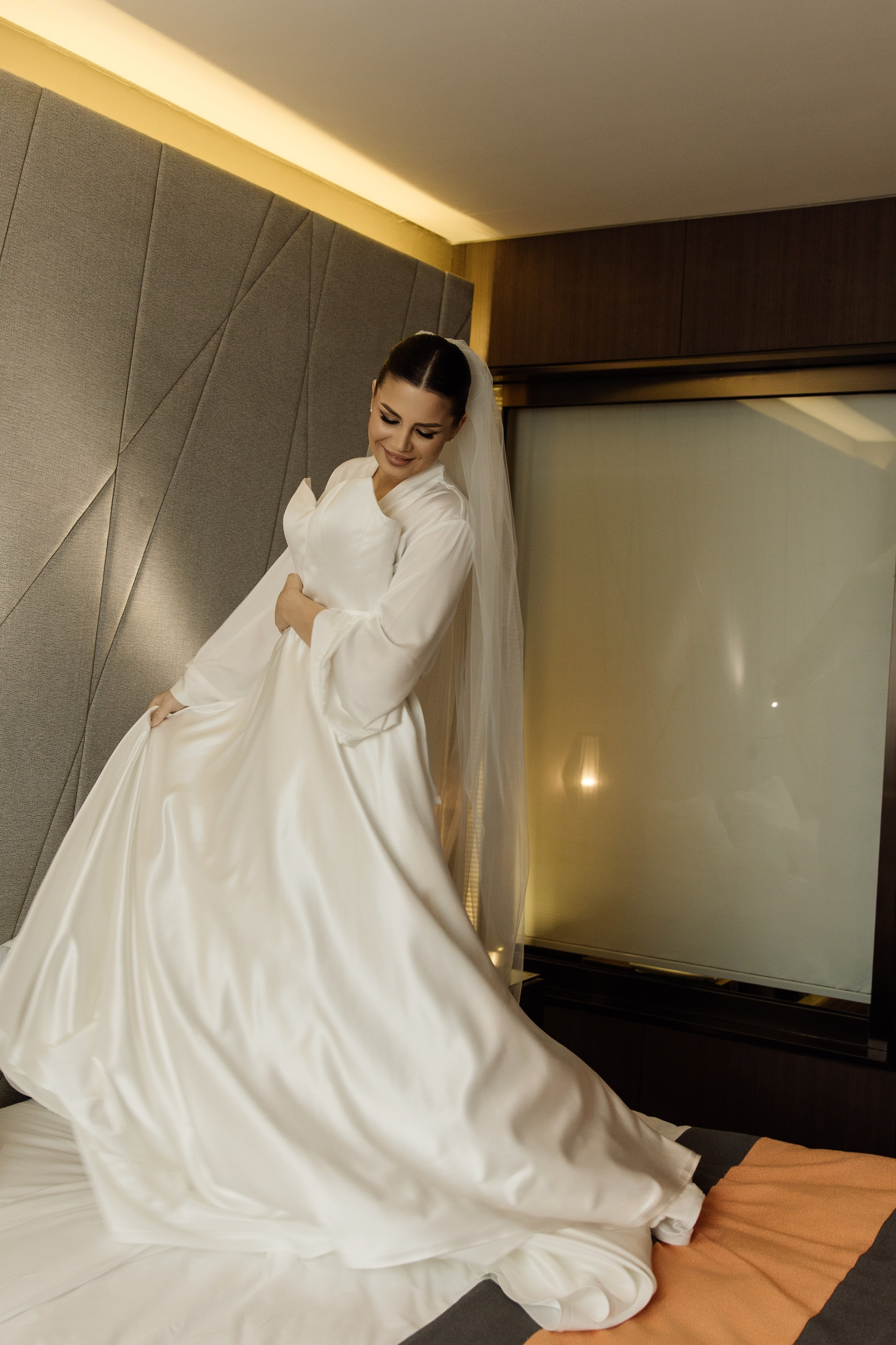 Невеста в белом платье готовится к свадьбе во Владивостоке