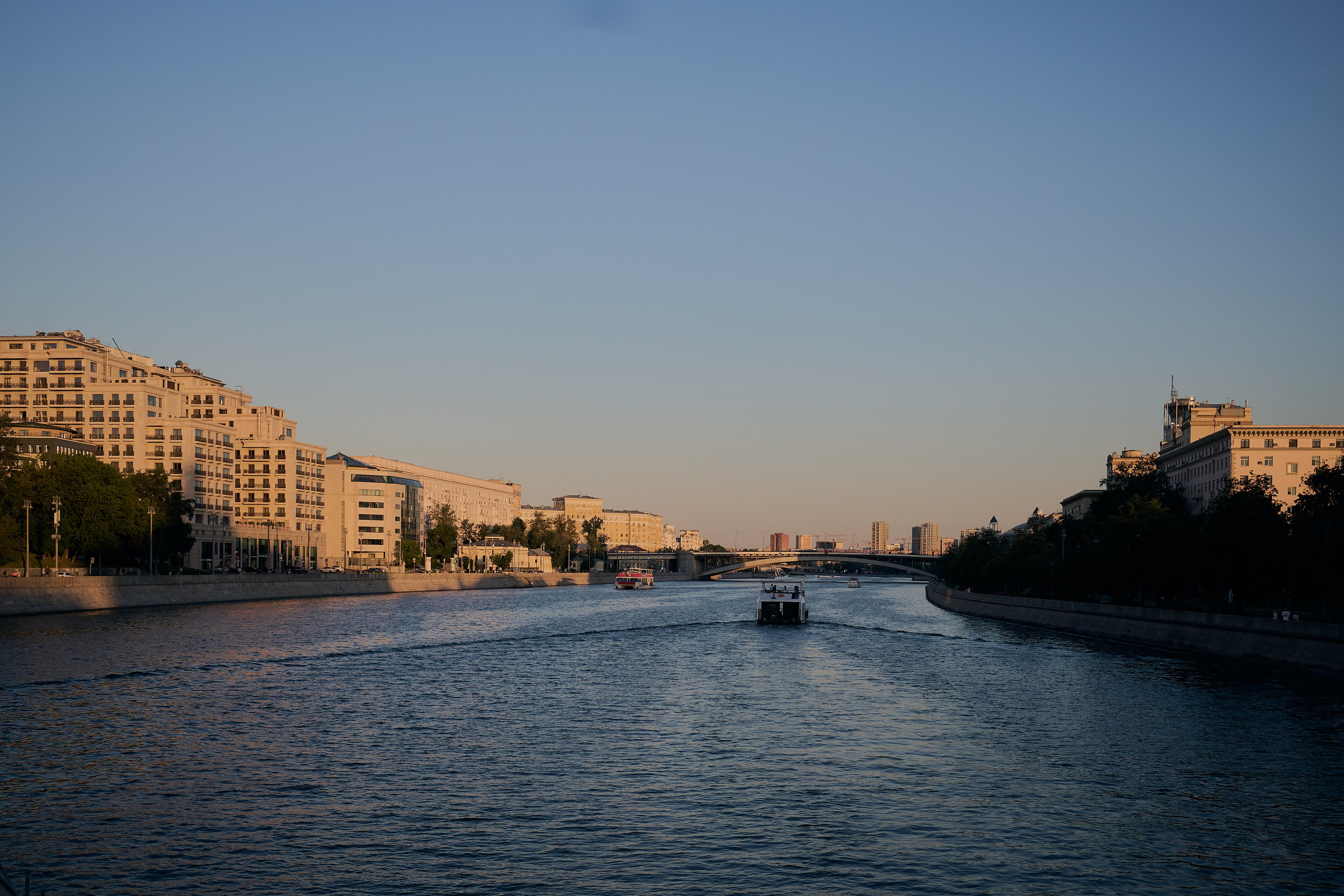 Прогулка на кораблике по Москва-реке. Фотограф Роман Адлер