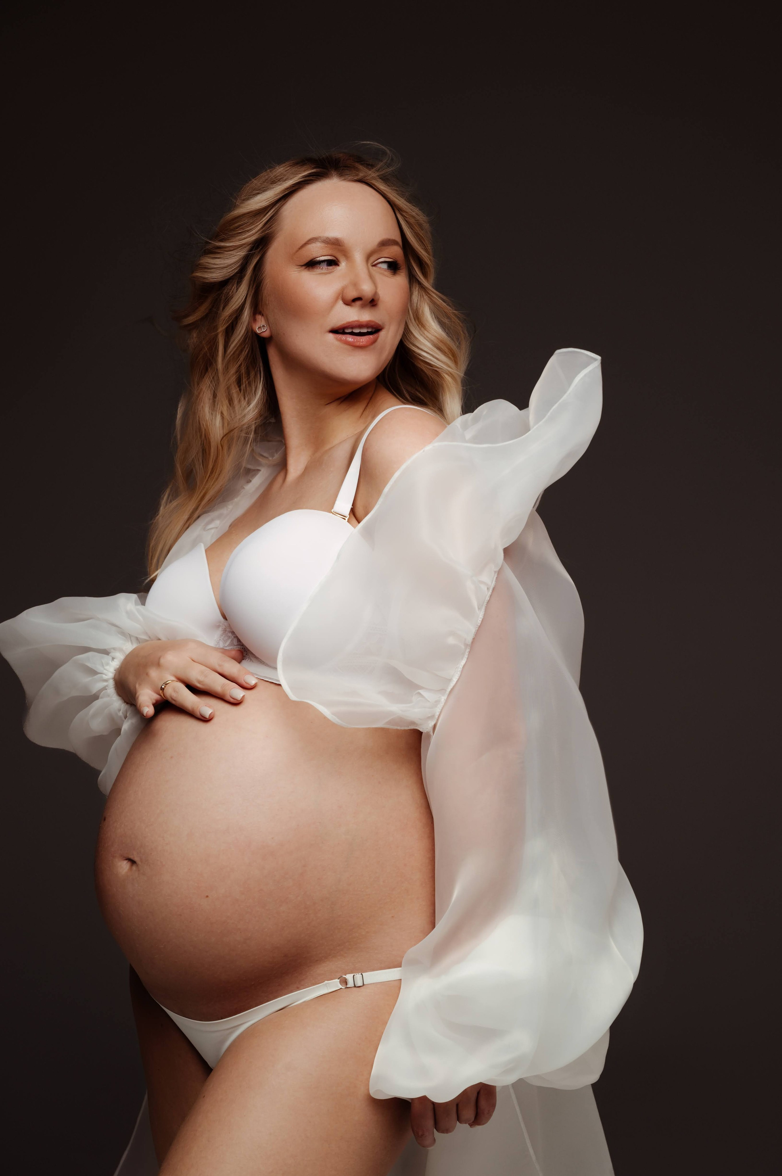 Фотосессия беременности в платьях. Профессиональный фотограф беременности в СПБ. Стильные фотосессии беременности в стиле минимализм и классическая фотография