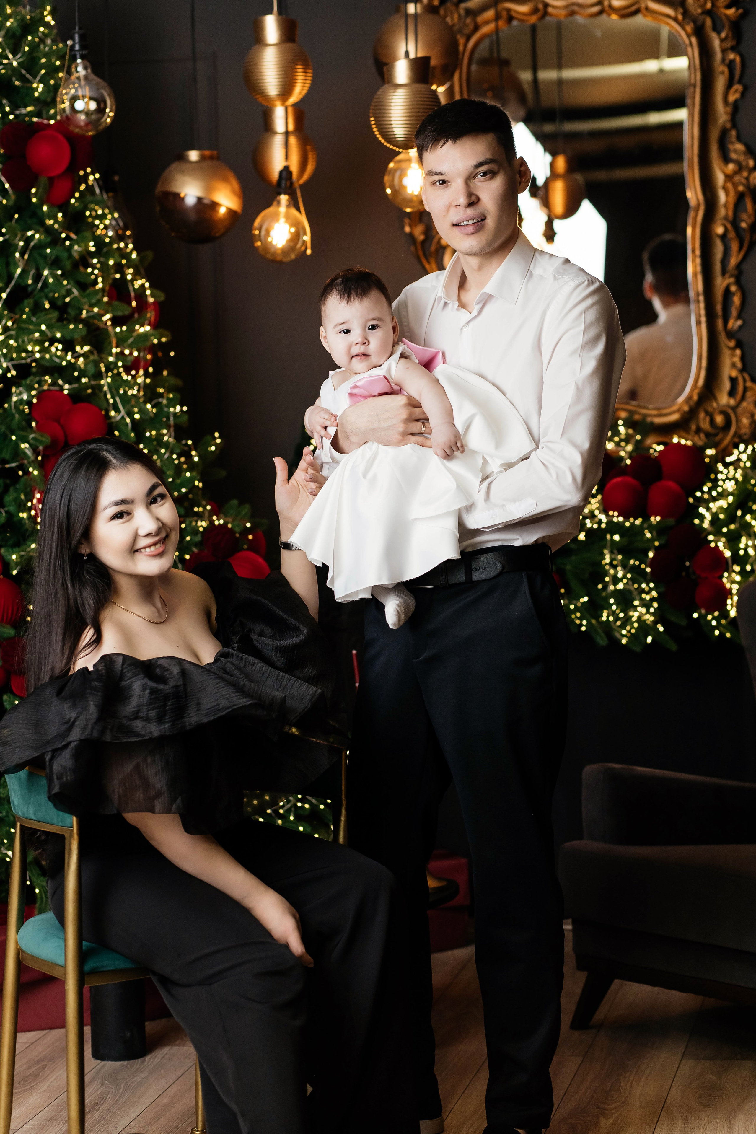 Семейная фотосессия Адия и Куан НГ 2026. Женский фотограф в Оренбурге Ирина Заводчикова