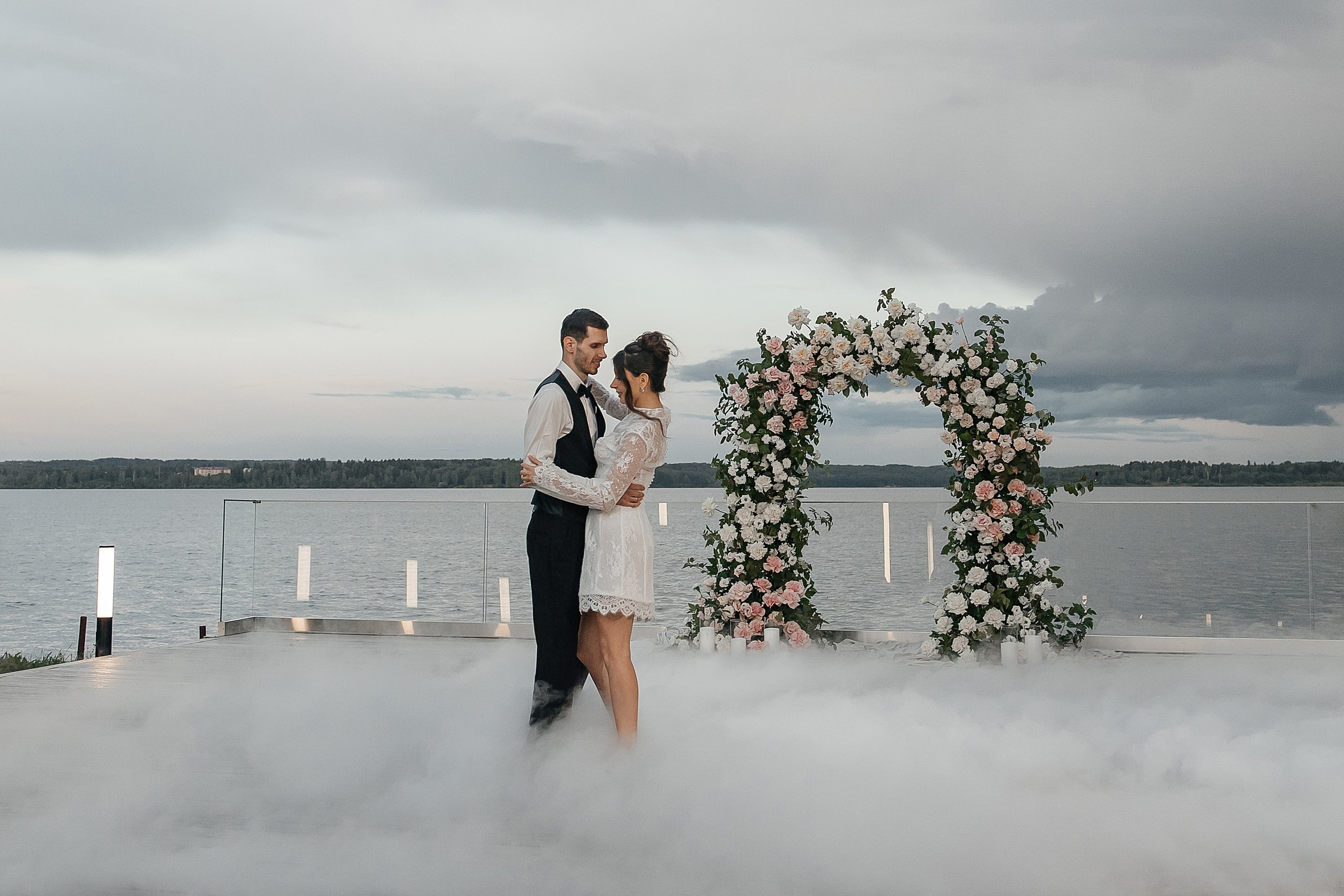 Свадебный танец с тяжелым дымом на площадке THE SUN LAKE VERANDA на озере Сенеж Солнечногорск