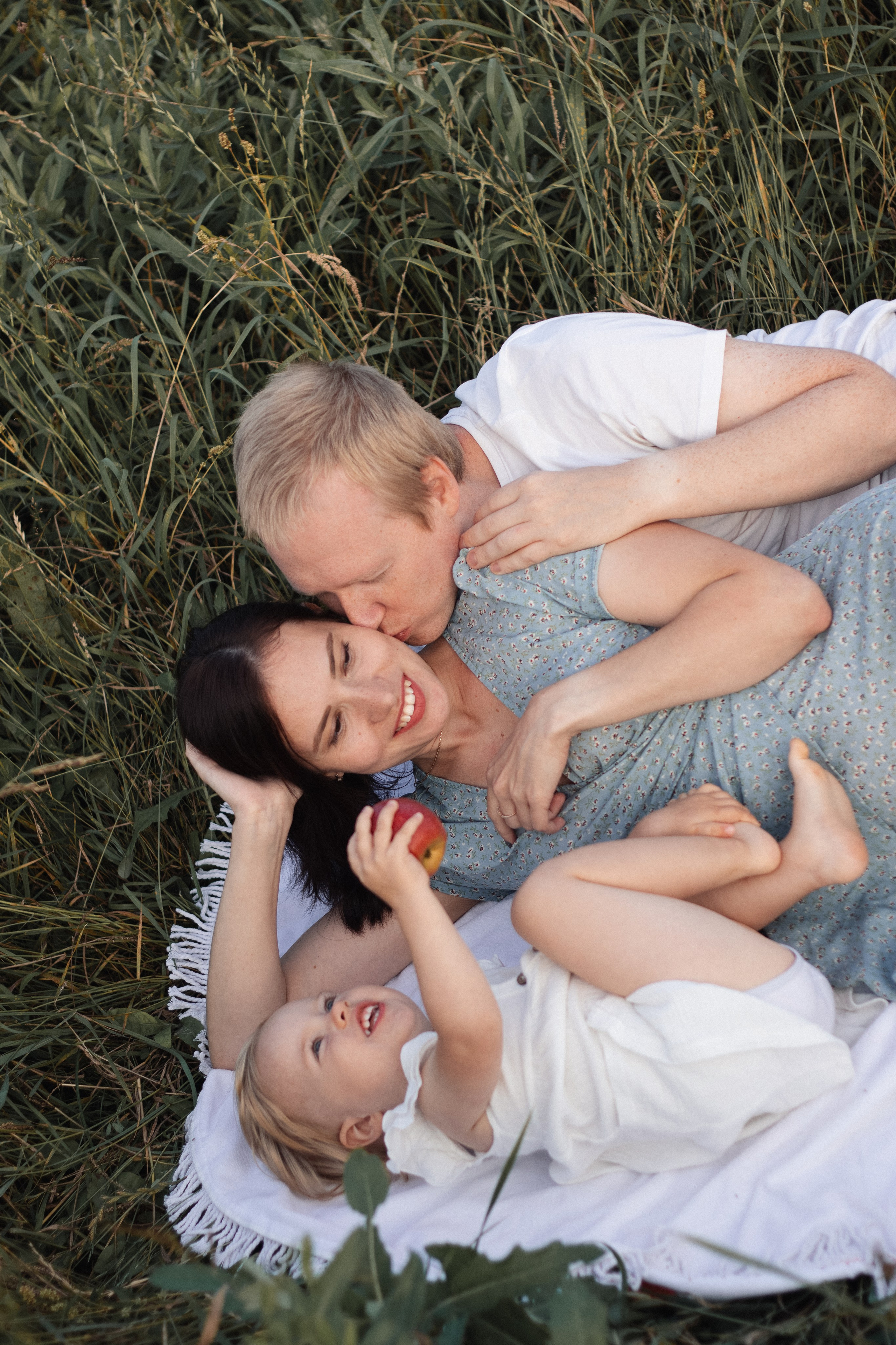 Семейная фотосессия в поле. Портретный фотограф Москва