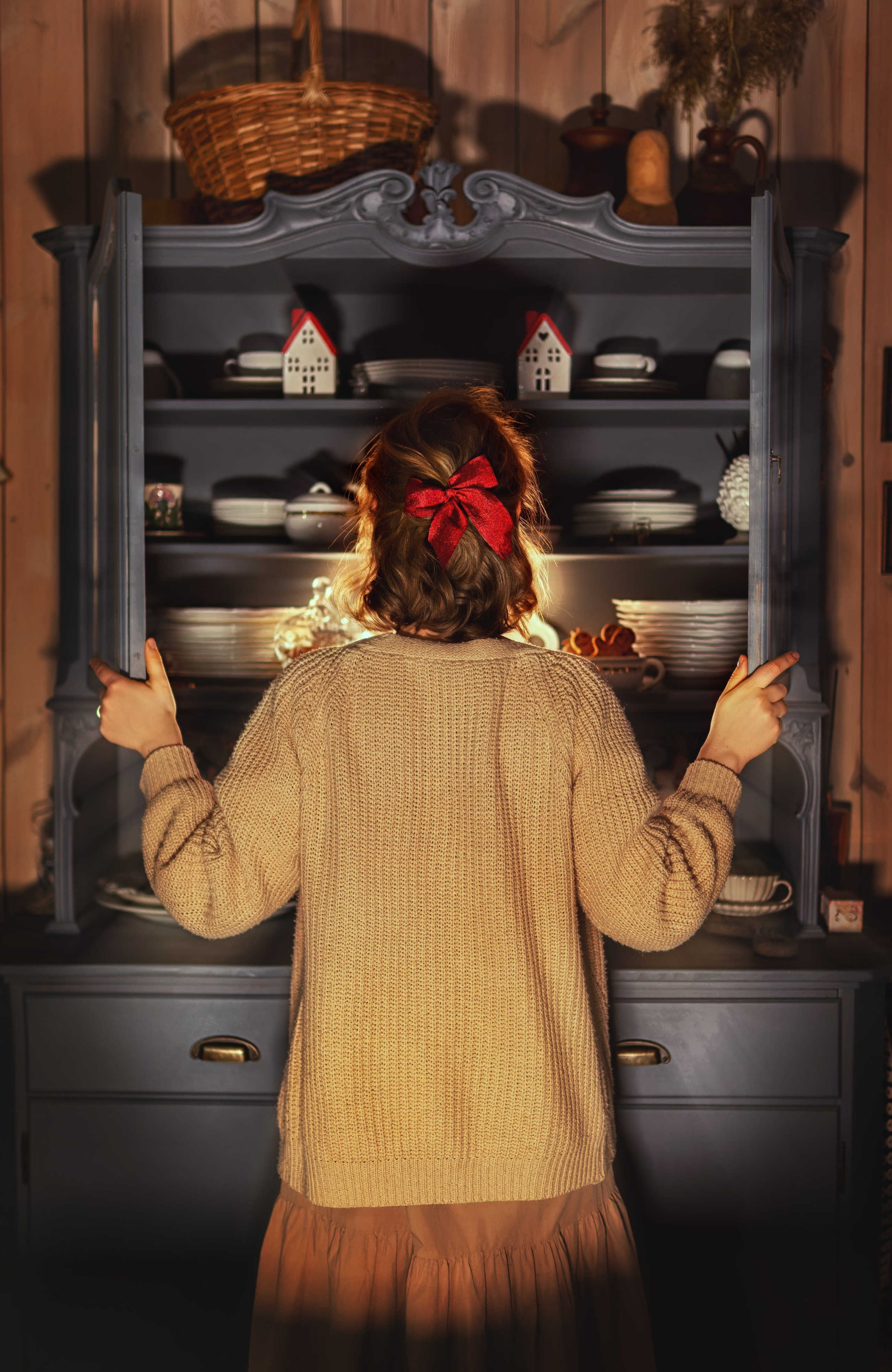 Съемка хозяйка на кухне готовится к приходу гостей.