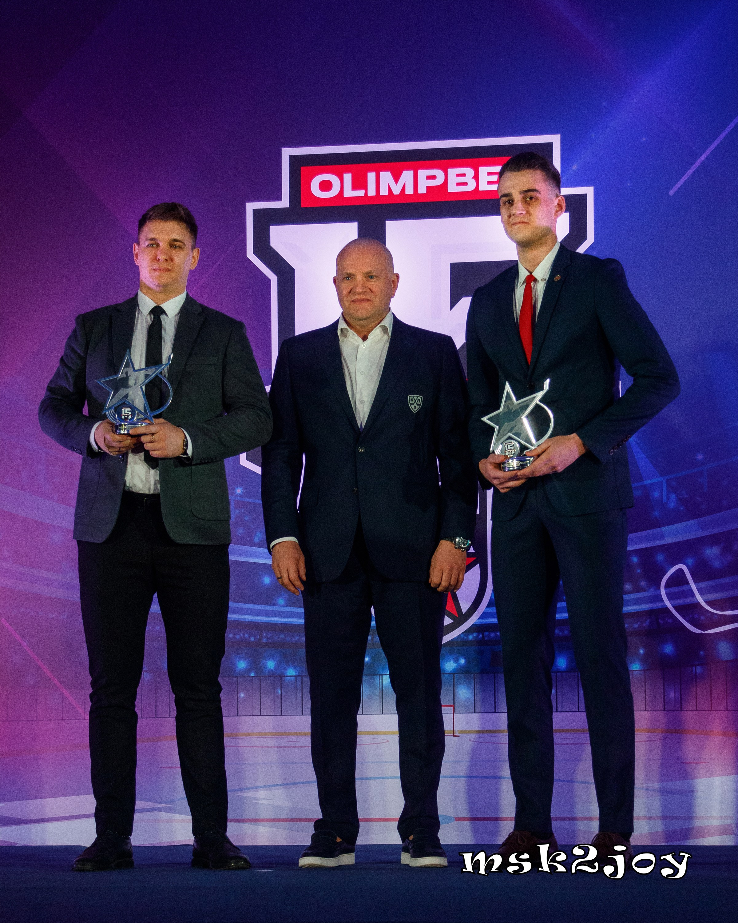 Лучший главный судья МХЛ сезона 2023-2024 - Валерий Якимов и Лучший линейный судья МХЛ сезона 2023-2024 - Даниил Новиков получают награды от Главного арбитра, вице-президента Континентальной хоккейной лиги - Анисимова Алексея Владимировича