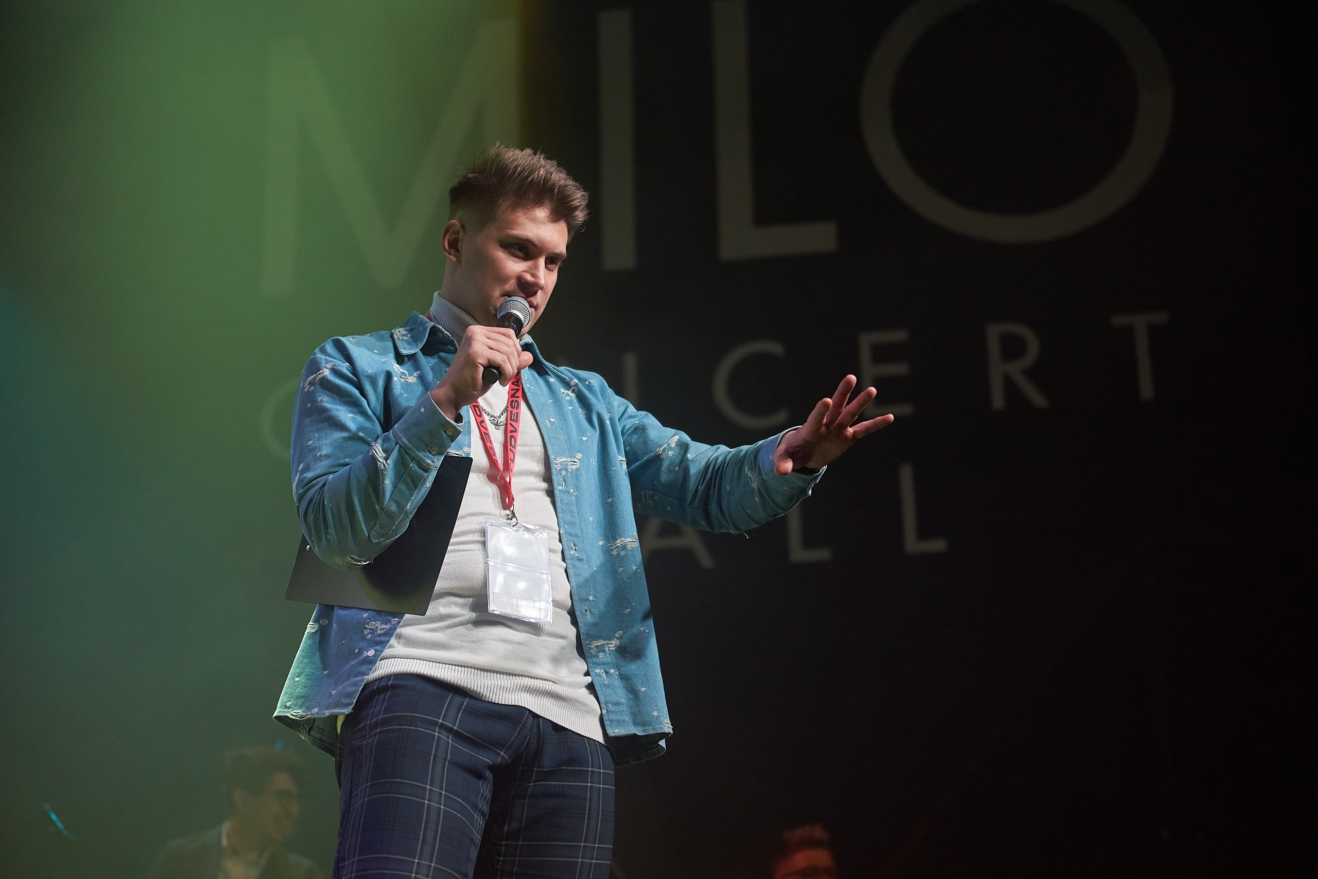 На сцене форума в Нижнем Новгороде. Российская студенческая весна.