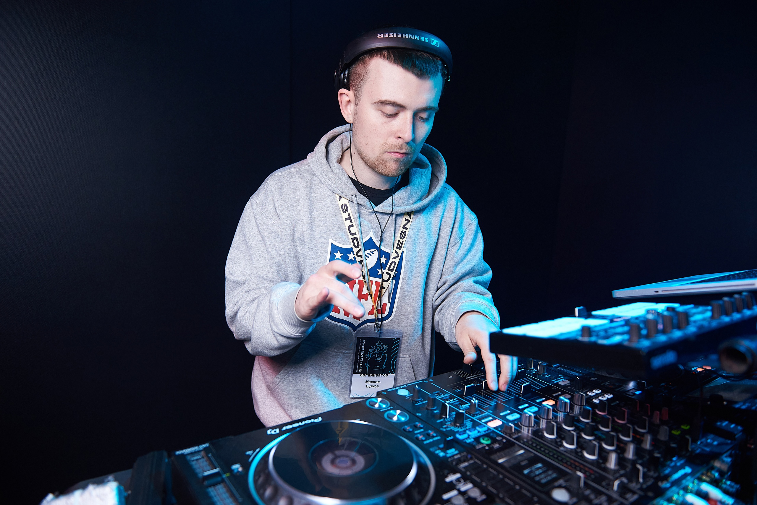 На сцене диджей форума в Нижнем Новгороде. Российская студенческая весна.