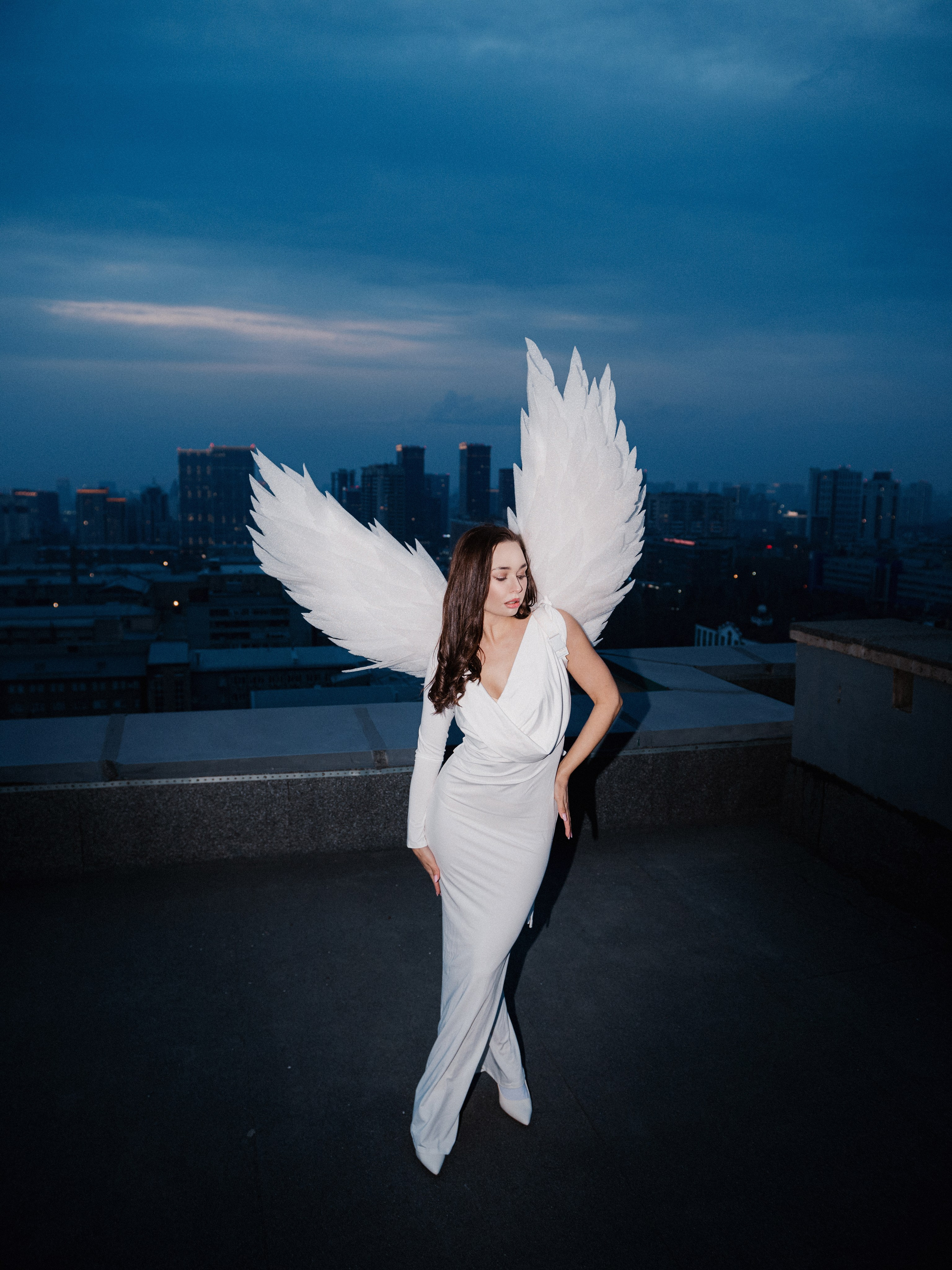 Воздушный зимний образ — девушка в белом на фоне снега