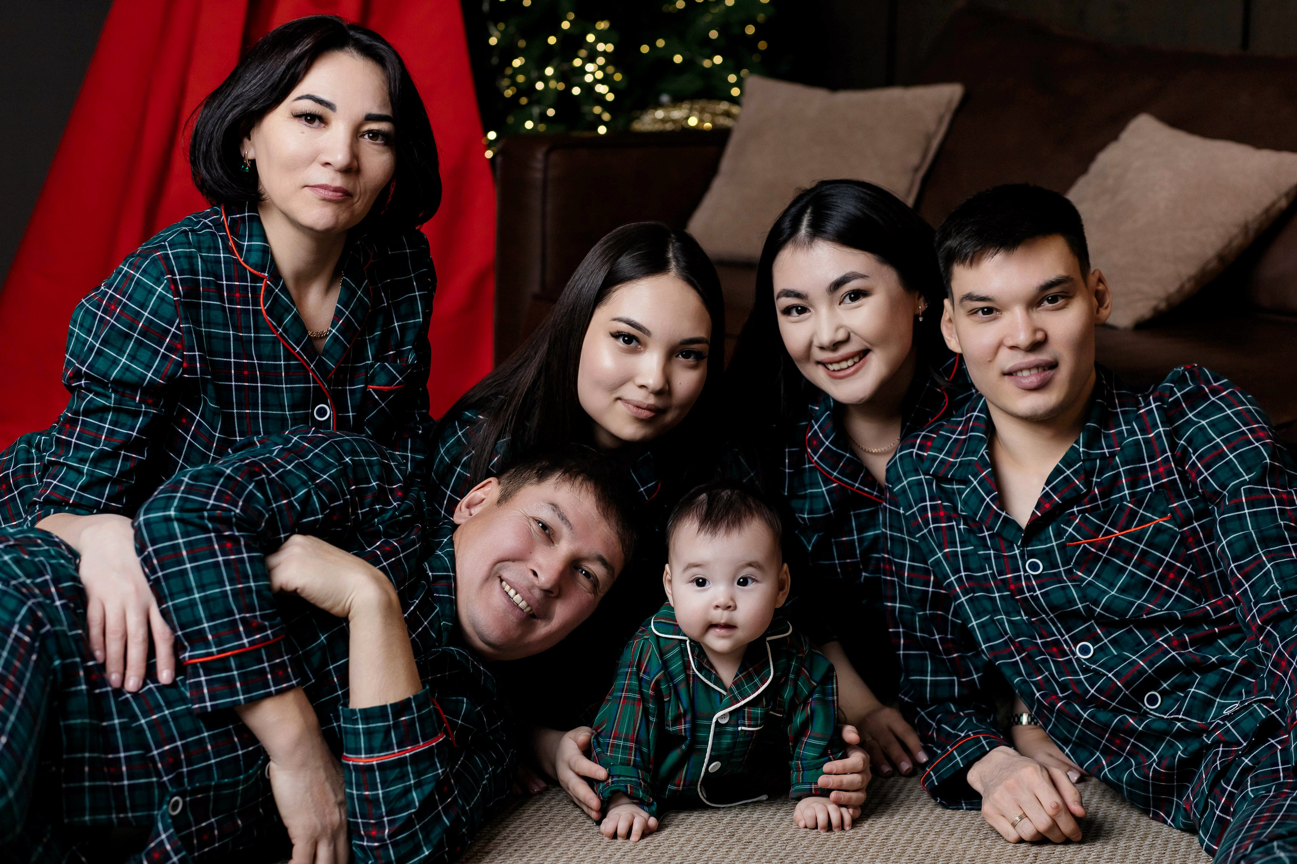 Семейная фотосессия Адия и Куан НГ 2026. Женский фотограф в Оренбурге Ирина Заводчикова