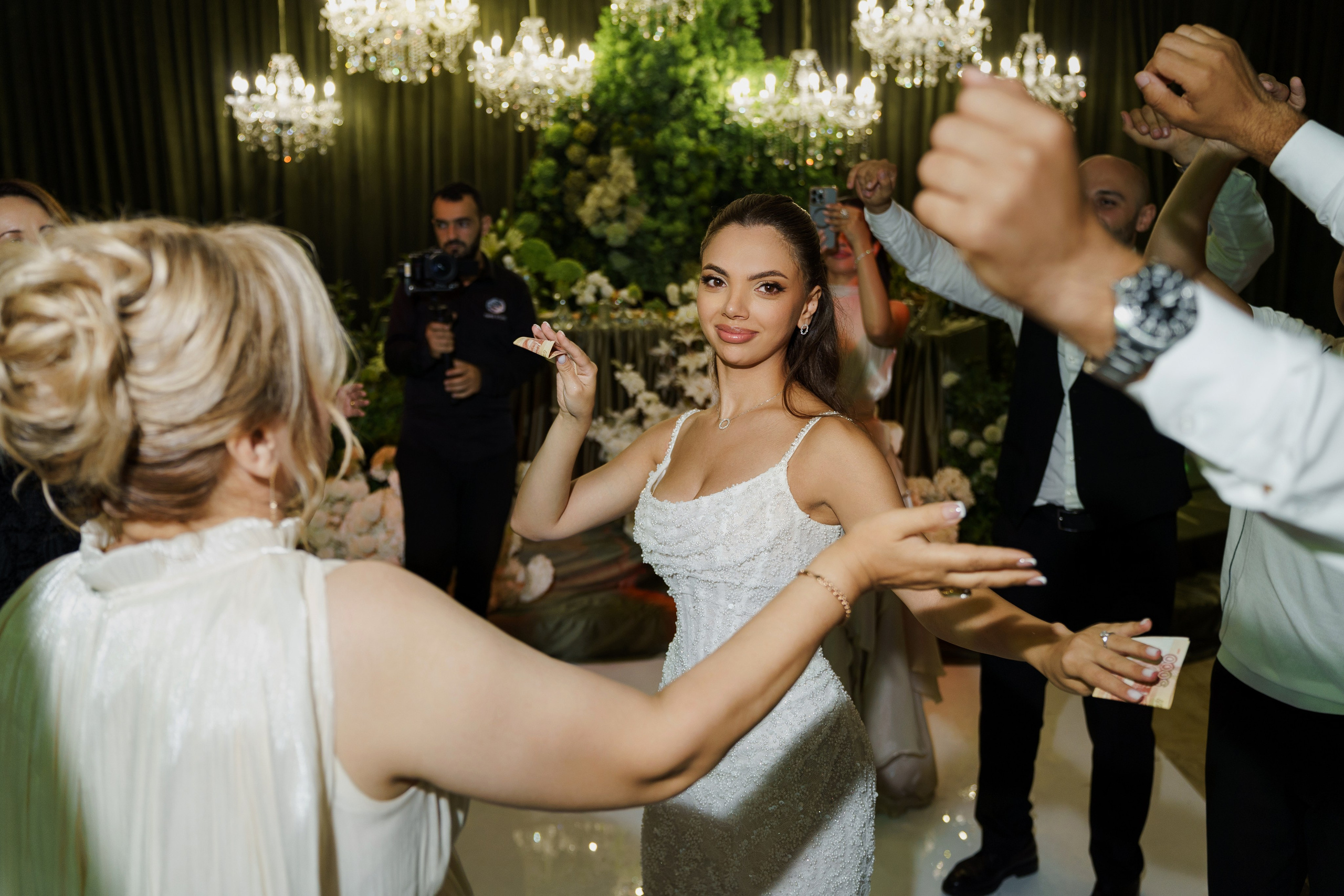 Сватовство в Краснодаре от лучших свадебных фотографов и операторов ТВИНС СТУДИО. ТВИНС СТУДИО — лучшие свадебные фотографы и видеографы в Краснодаре