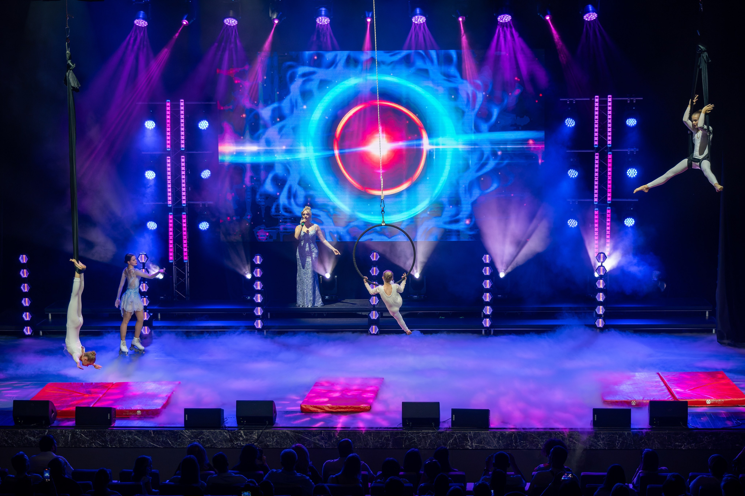 сцена окружной общественный центре имени Моссовета