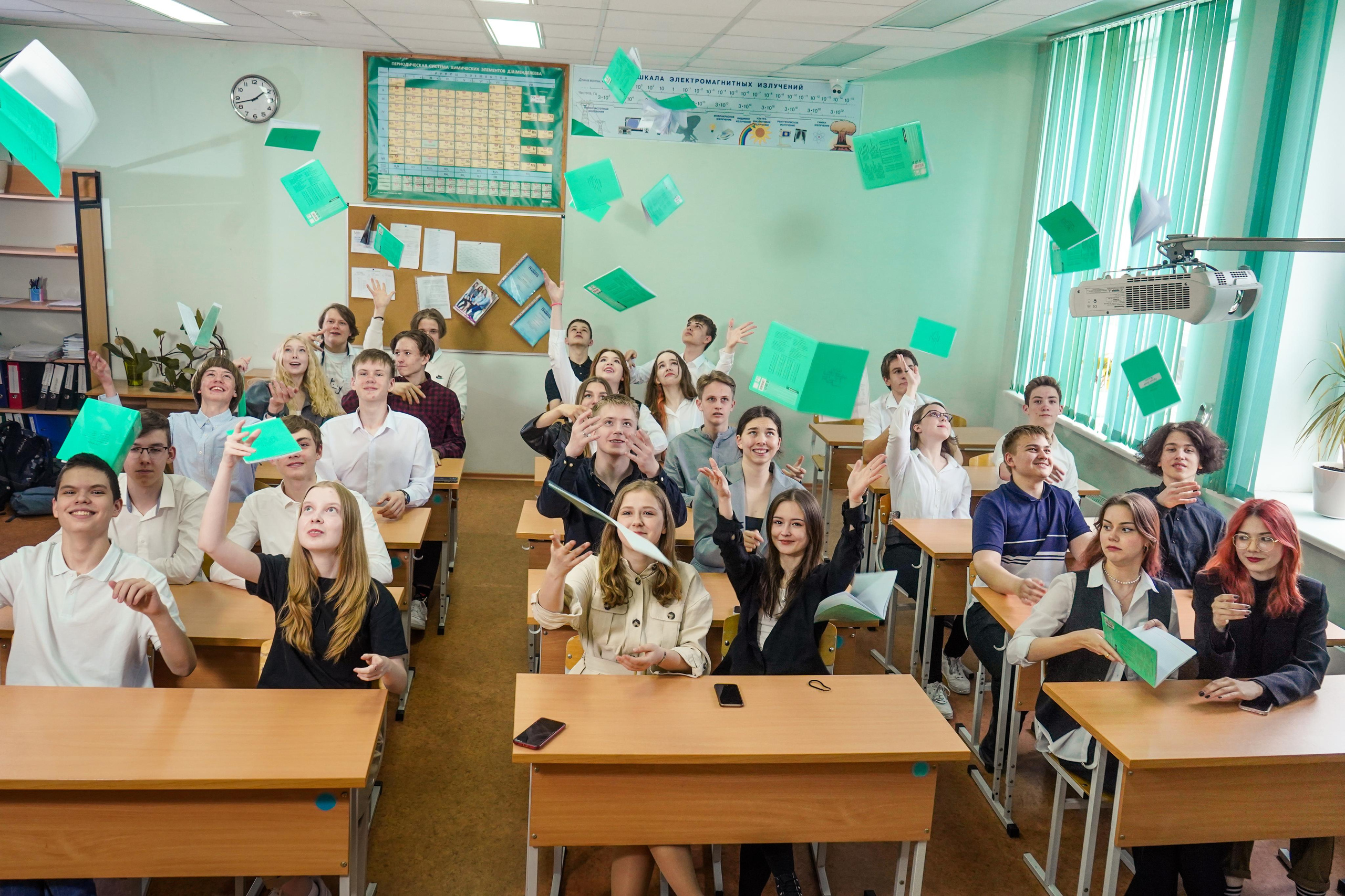 Гимназия № 2, фото для выпускного альбома + фото и макеты альбома. Семейный и портретный фотограф в Екатеринбурге Анна Лобанова