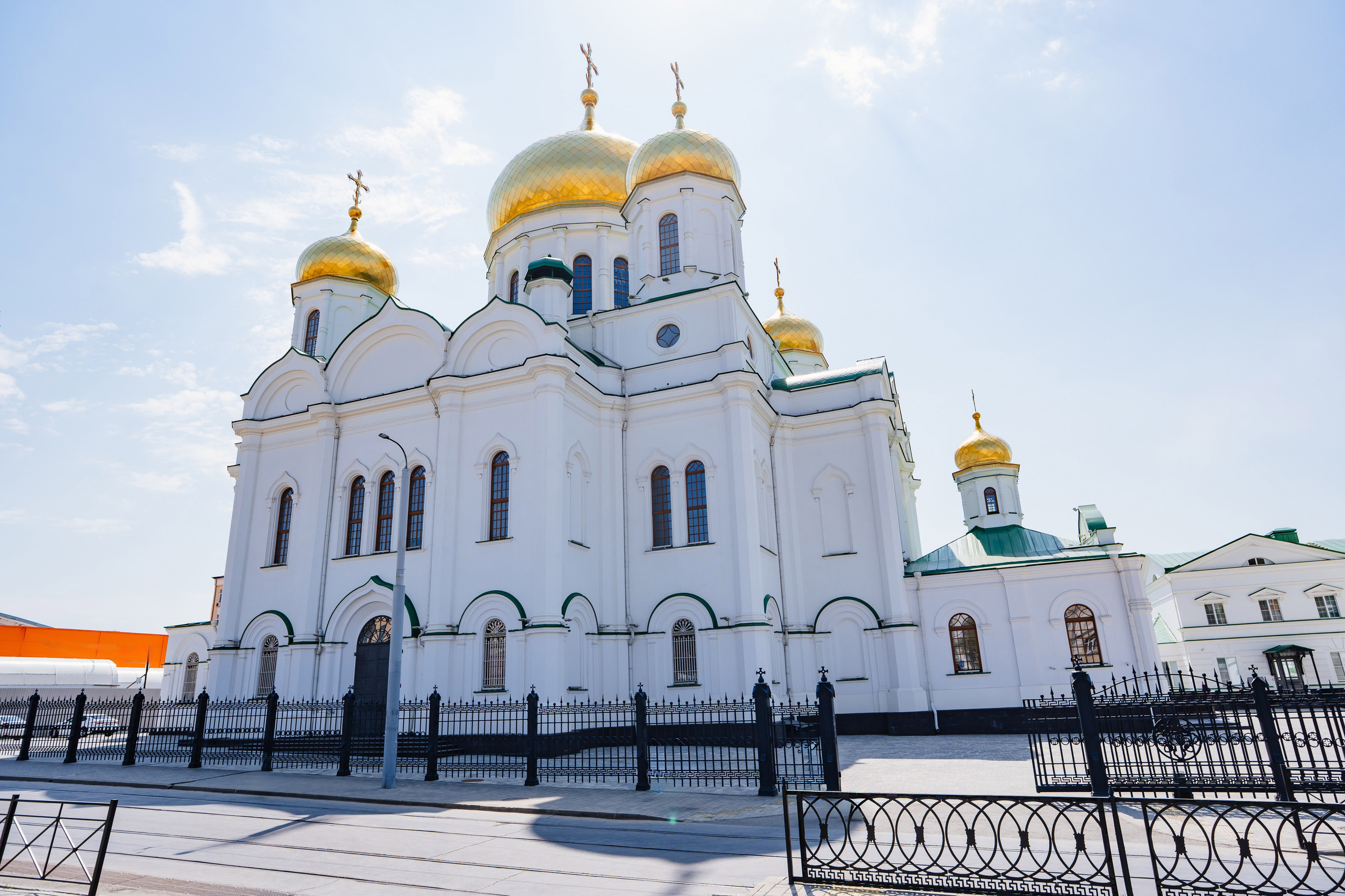 Кафедральный собор Рождества Пресвятой Богородицы в Ростове-на-Дону — один из главных православных храмов города и известная архитектурная достопримечательность юга России. Историческое здание с золотыми куполами и колокольней в центре Ростова-на-Дону 9.05.2026, фотограф Андрей Сайфутдинов