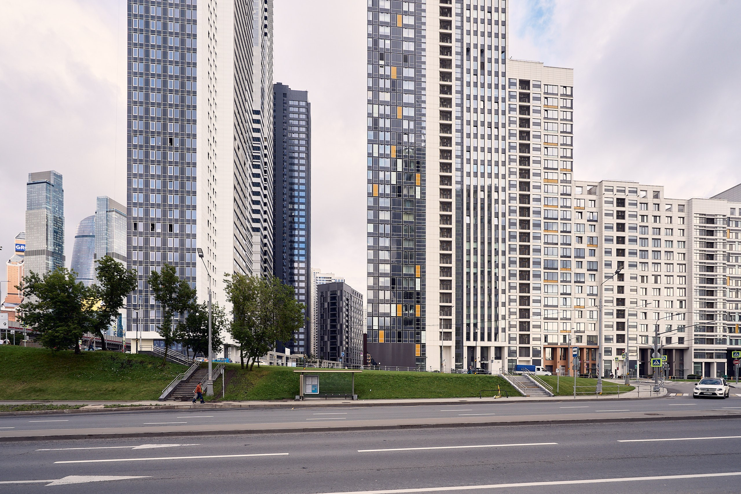 Архитектурная фотография ЖК Headliner, вид со Шмитовского проезда от станции МЦК "Шелепиха"