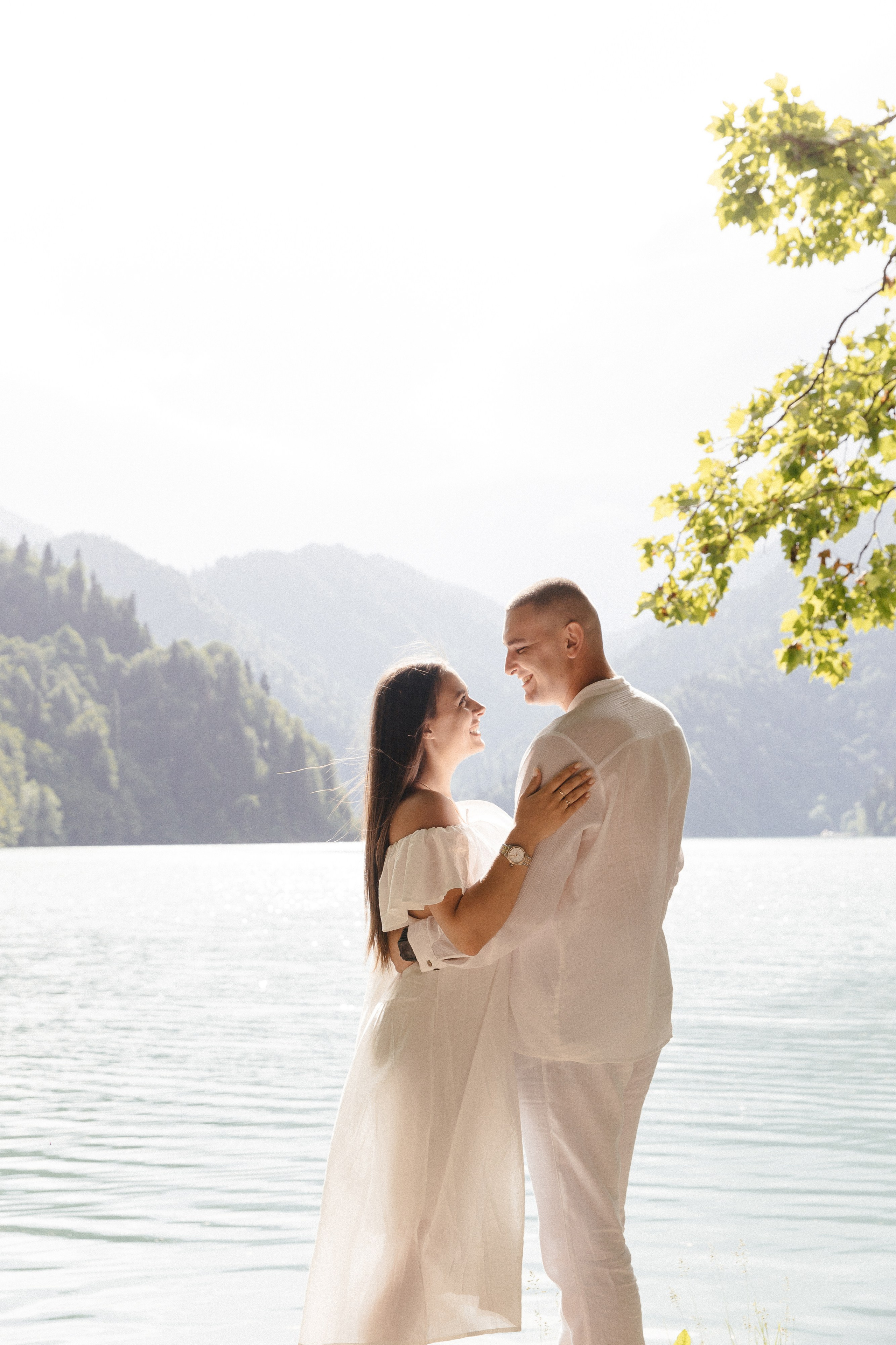 Фотосессия в Абхазии на прекрасном озере Рица. Свадебный фотограф в Абхазии, Сухум, Гагра, Сочи