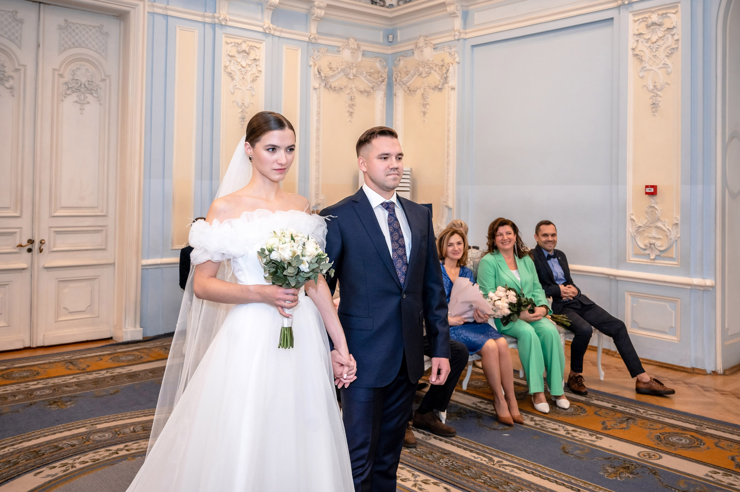 Осенняя великолепная свадебная прогулка жениха и невесты в октябре в Санкт-Петербурге в Михайловском парке и у Атлантов на Миллионной улице. Портретный, семейный и свадебный фотограф в Санкт-Петербурге и в Пушкине Ширяев Денис