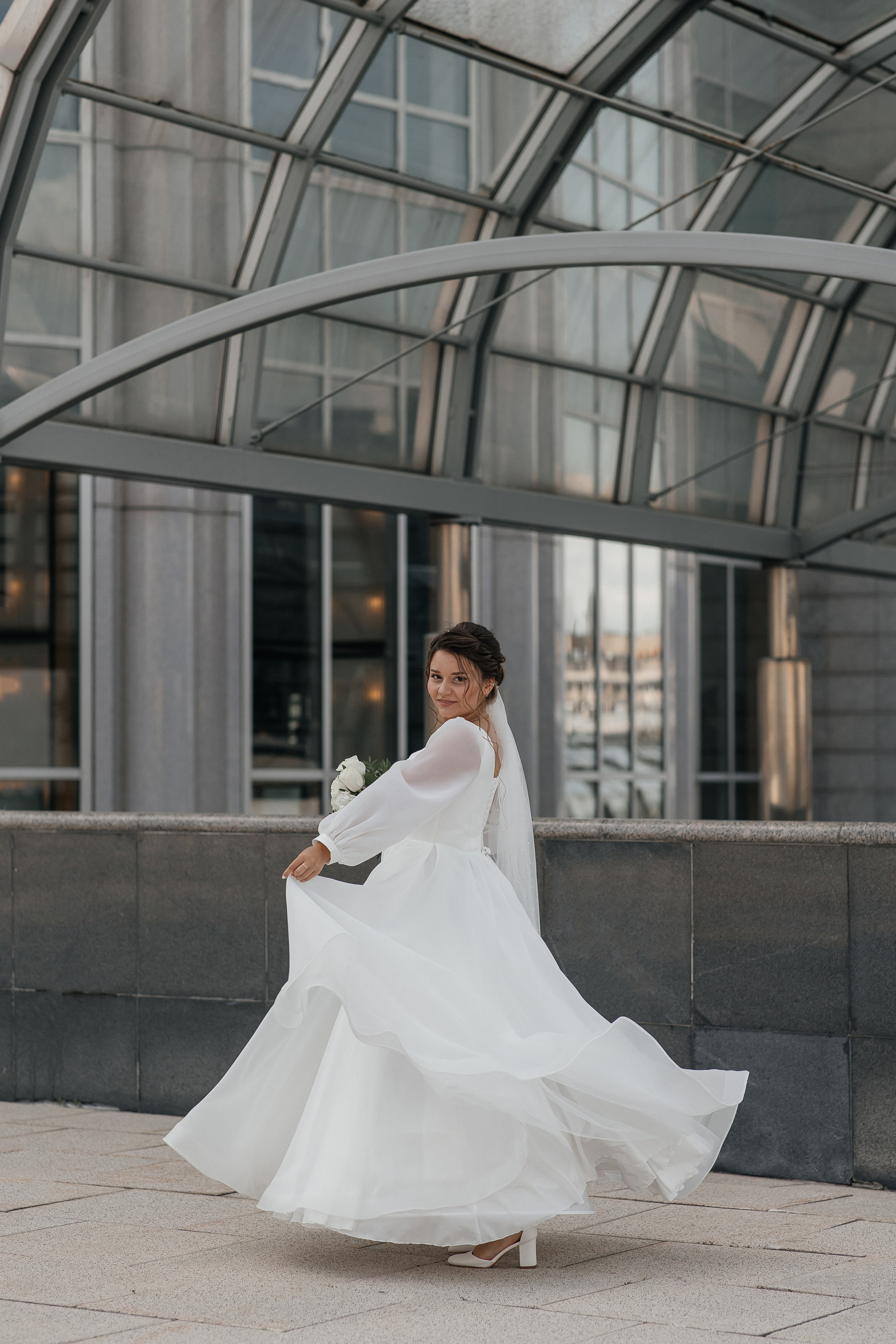 Свадебная фотосессия у Дома Музыки. Свадебный фотограф в Москве Дарья Олендарёва