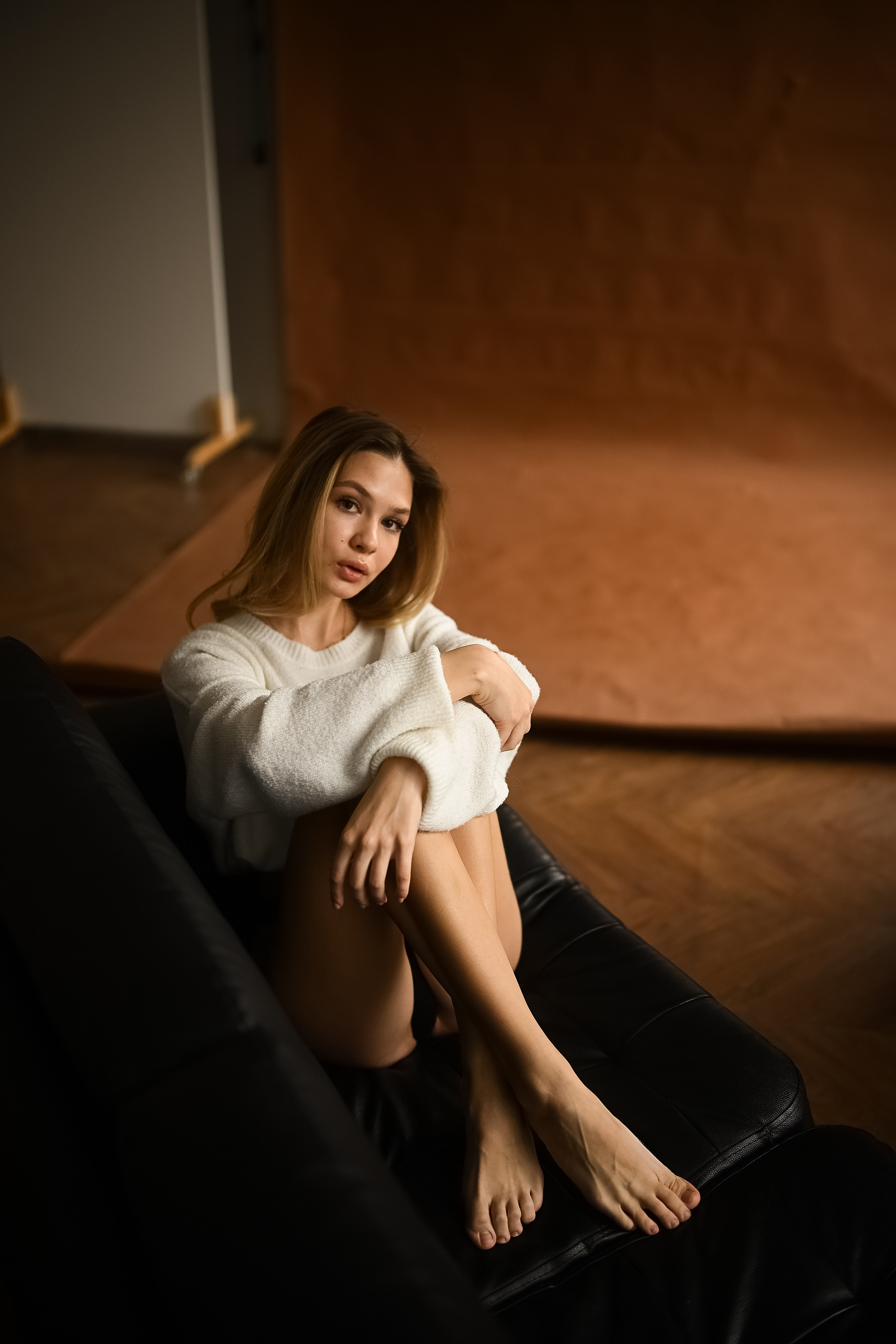 Художественный студийный кадр с естественным освещением и тёплым монохромным настроением