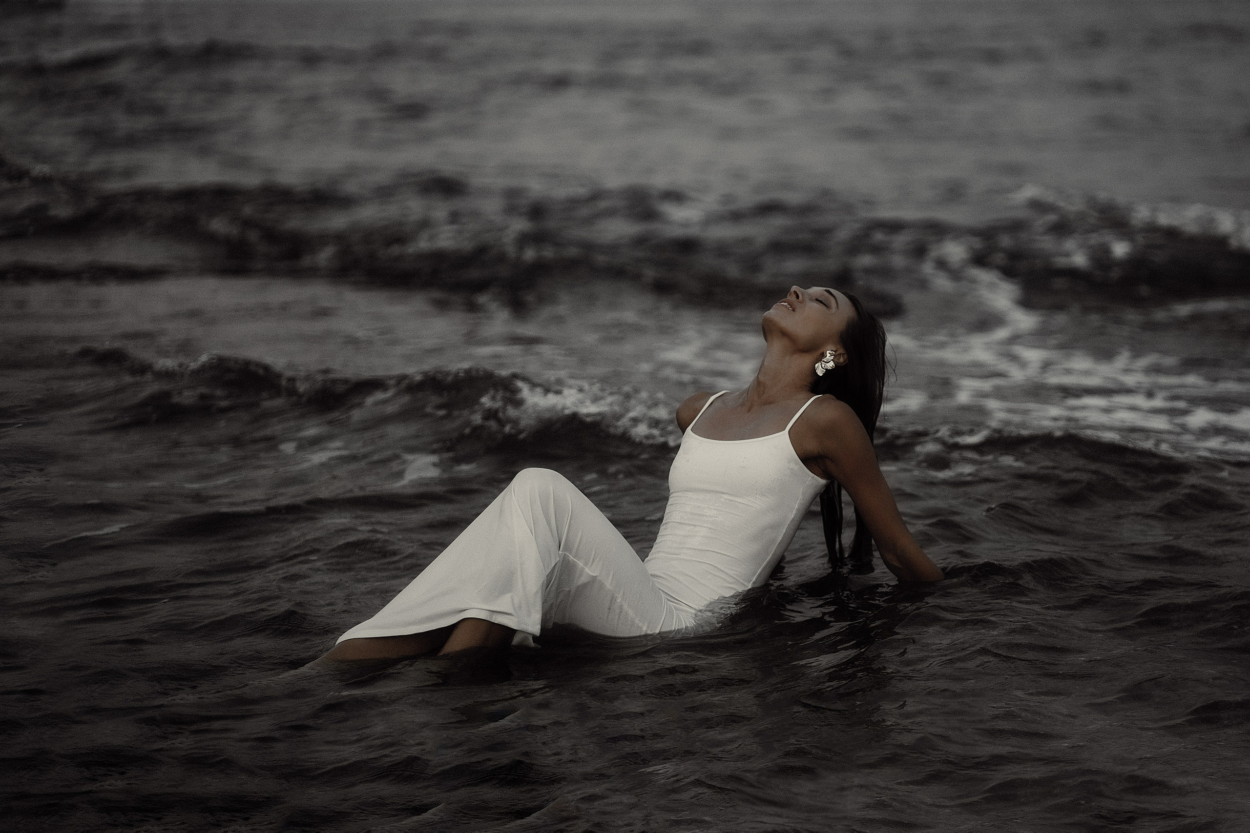 женский портрет на море в белом платье