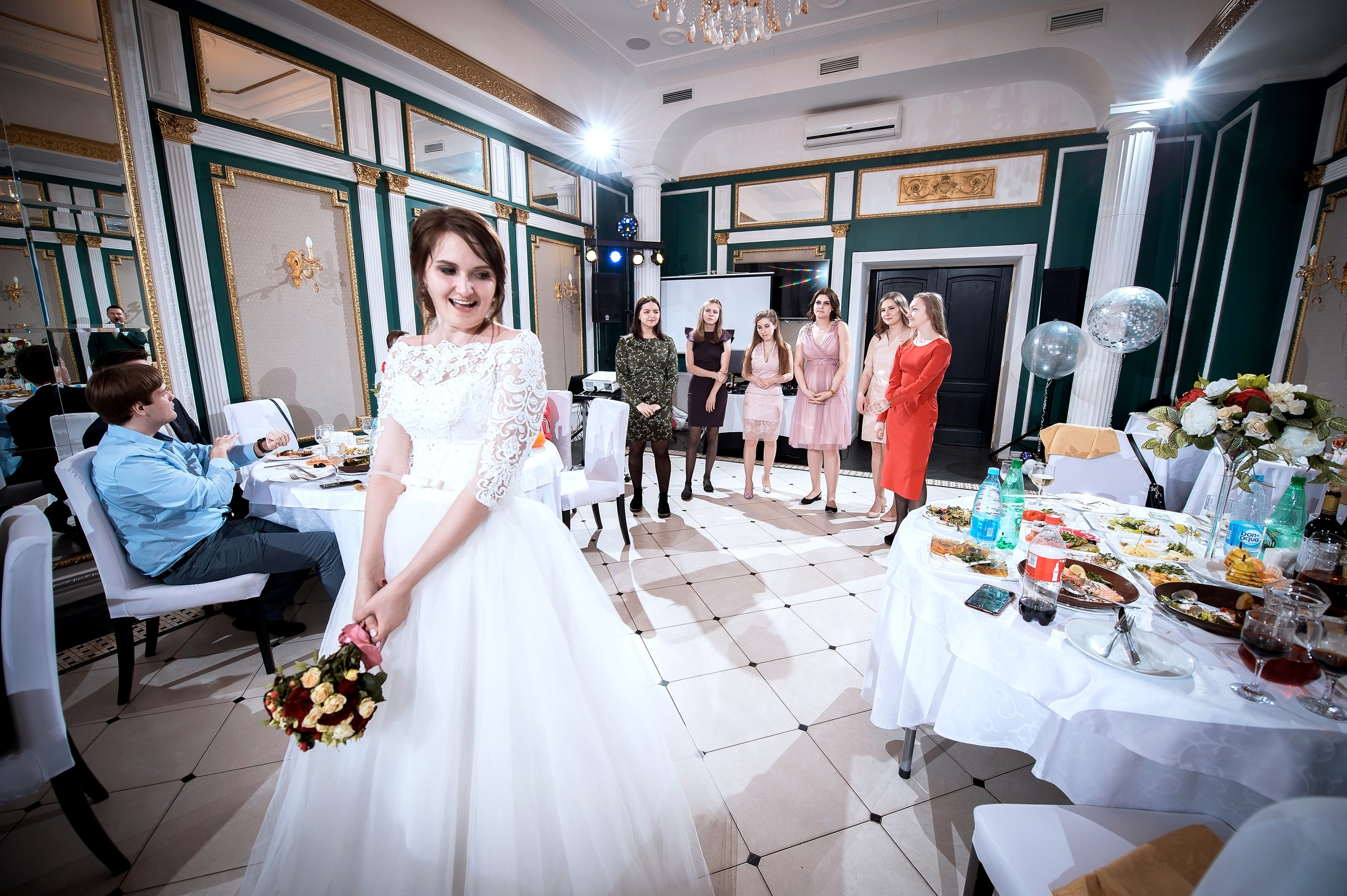 Свадебная фотосессия с лошадьми и банкетом в Щелково. Свадебный и семейный фотограф Виктория Носачёва. Щелково, Москва и МО