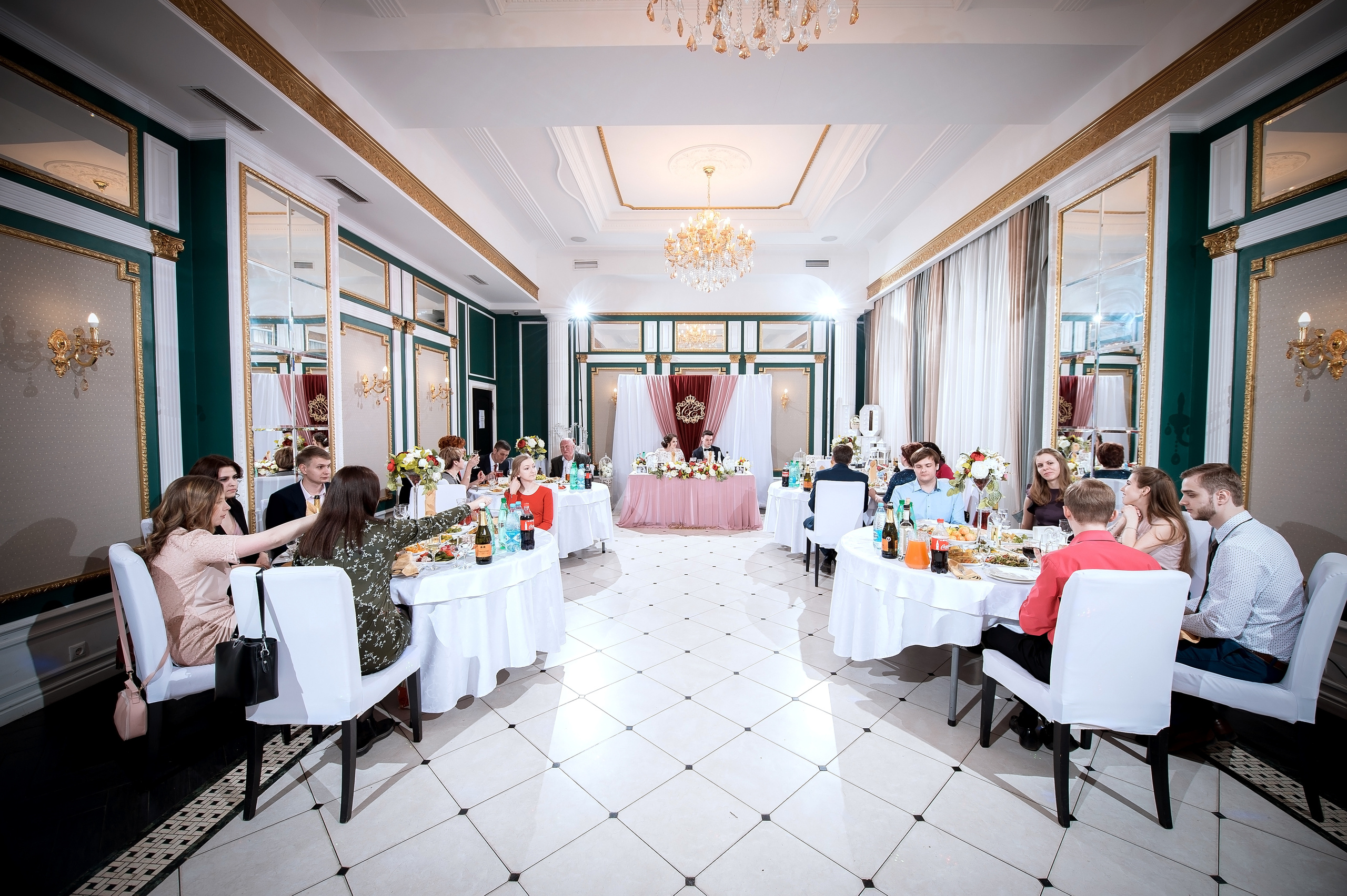 Свадебная фотосессия с лошадьми и банкетом в Щелково. Свадебный и семейный фотограф Виктория Носачёва. Щелково, Москва и МО