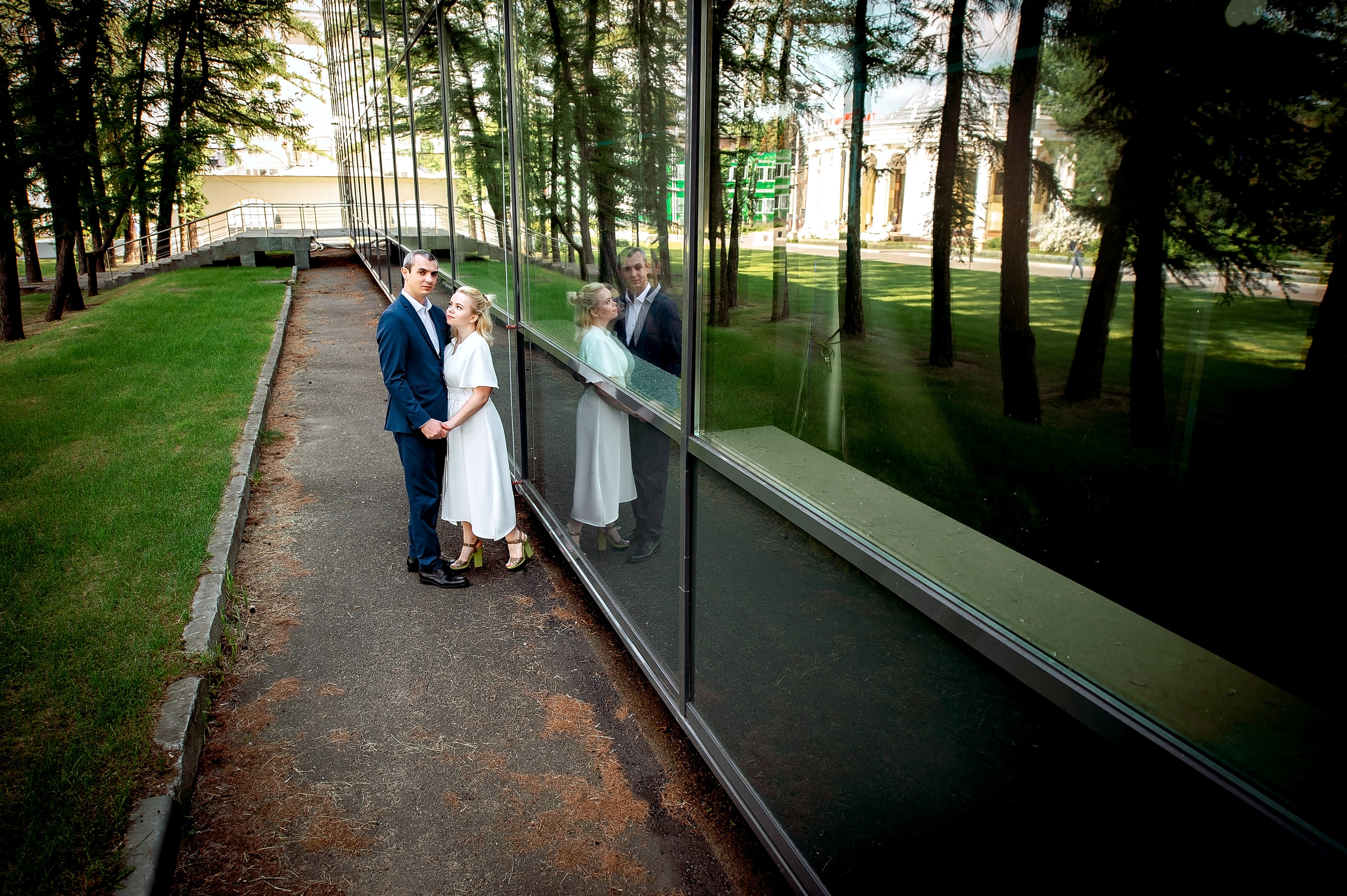 Свадебная фотопрогулка на ВДНХ. Свадебный и семейный фотограф Виктория Носачёва. Щелково, Москва и МО
