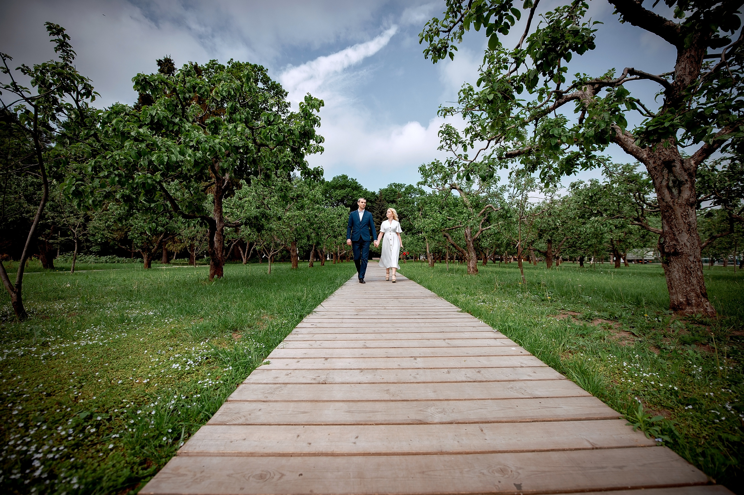 Свадебная фотопрогулка на ВДНХ. Свадебный и семейный фотограф Виктория Носачёва. Щелково, Москва и МО