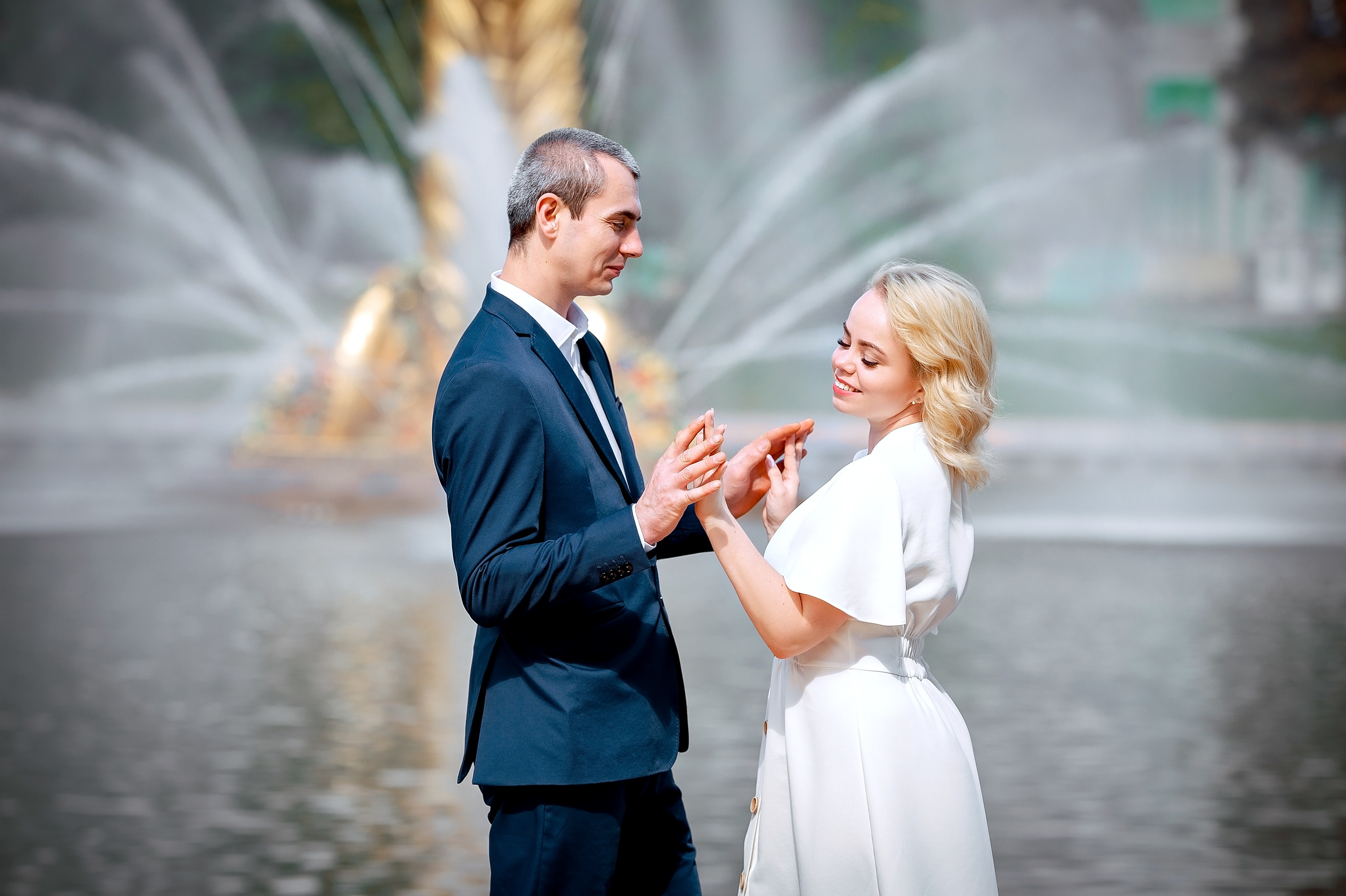 Свадебная фотопрогулка на ВДНХ. Свадебный и семейный фотограф Виктория Носачёва. Щелково, Москва и МО