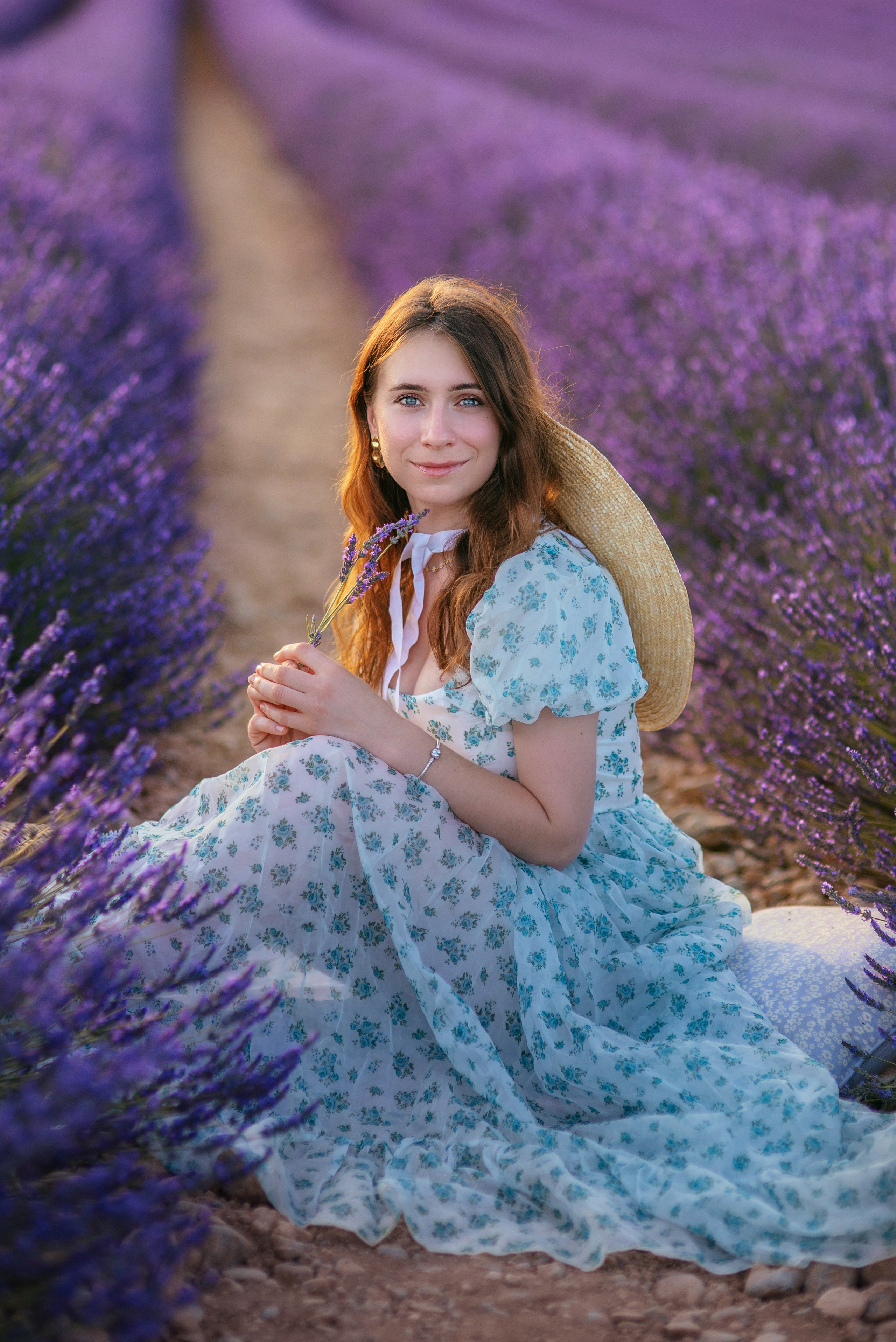 Séances photo dans les champs de lavande 2026. Photographer in Provence Julia Lipiainen