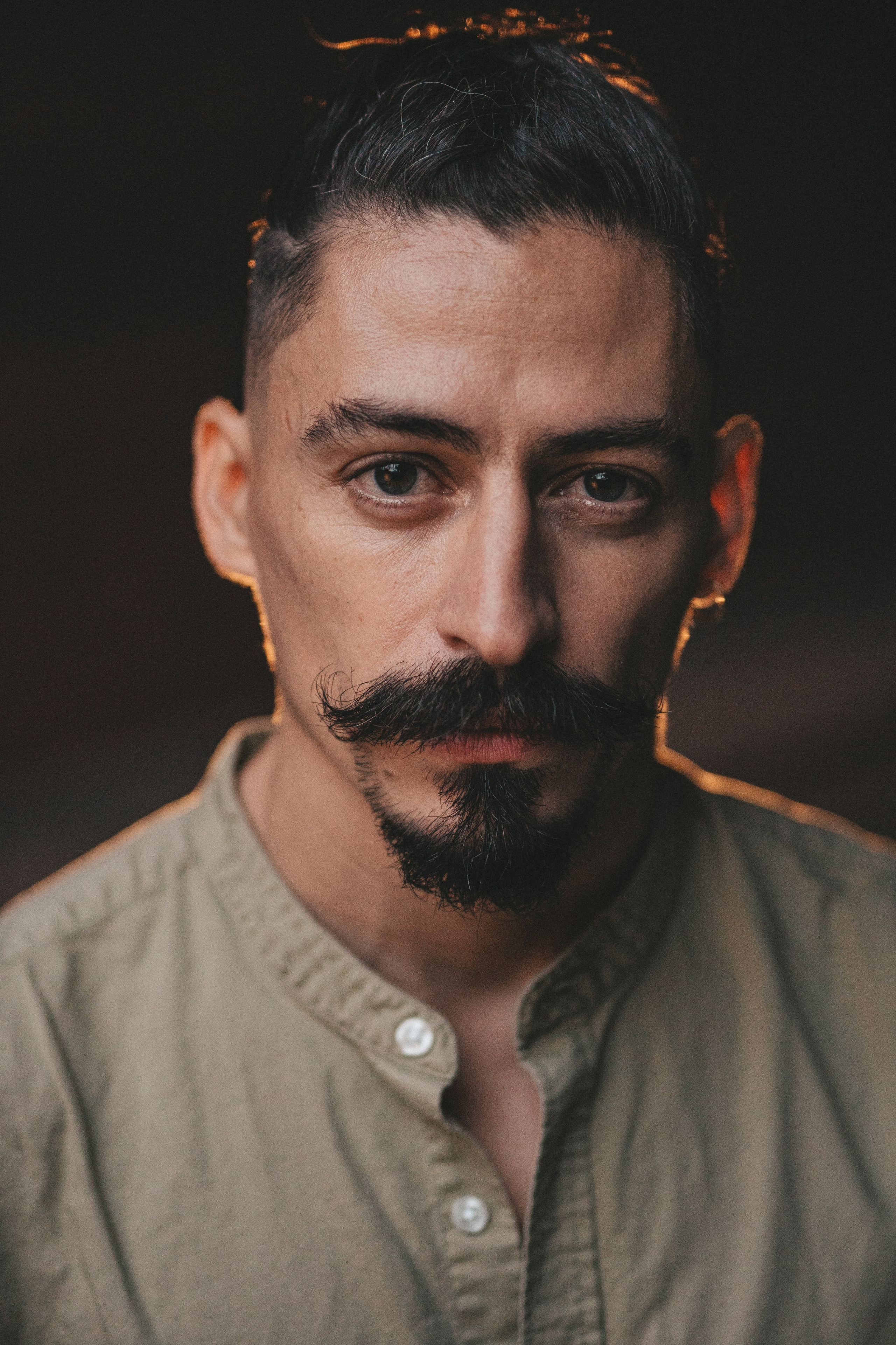 Мужчина с большими глазами усами бородой крупный план портрет