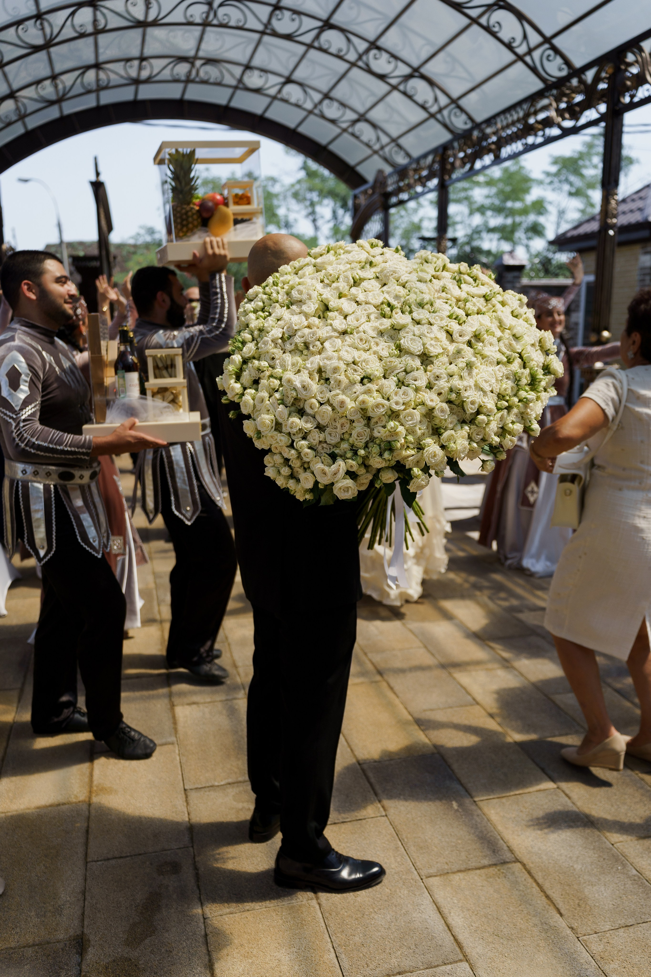 Сватовство в Краснодаре от лучших свадебных фотографов и операторов ТВИНС СТУДИО. ТВИНС СТУДИО — лучшие свадебные фотографы и видеографы в Краснодаре