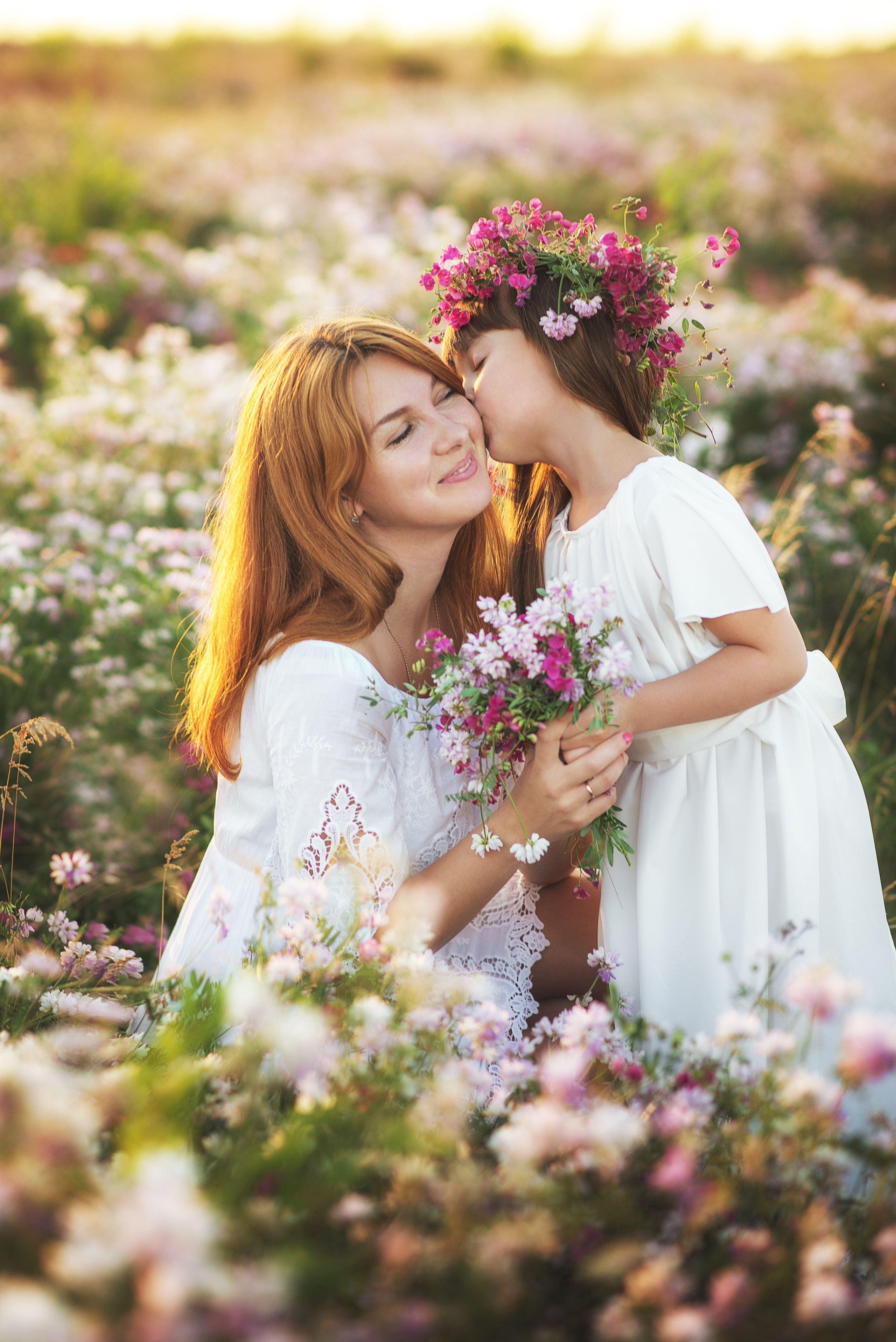 Фотосессия в полях. Мама и дочь в цветах