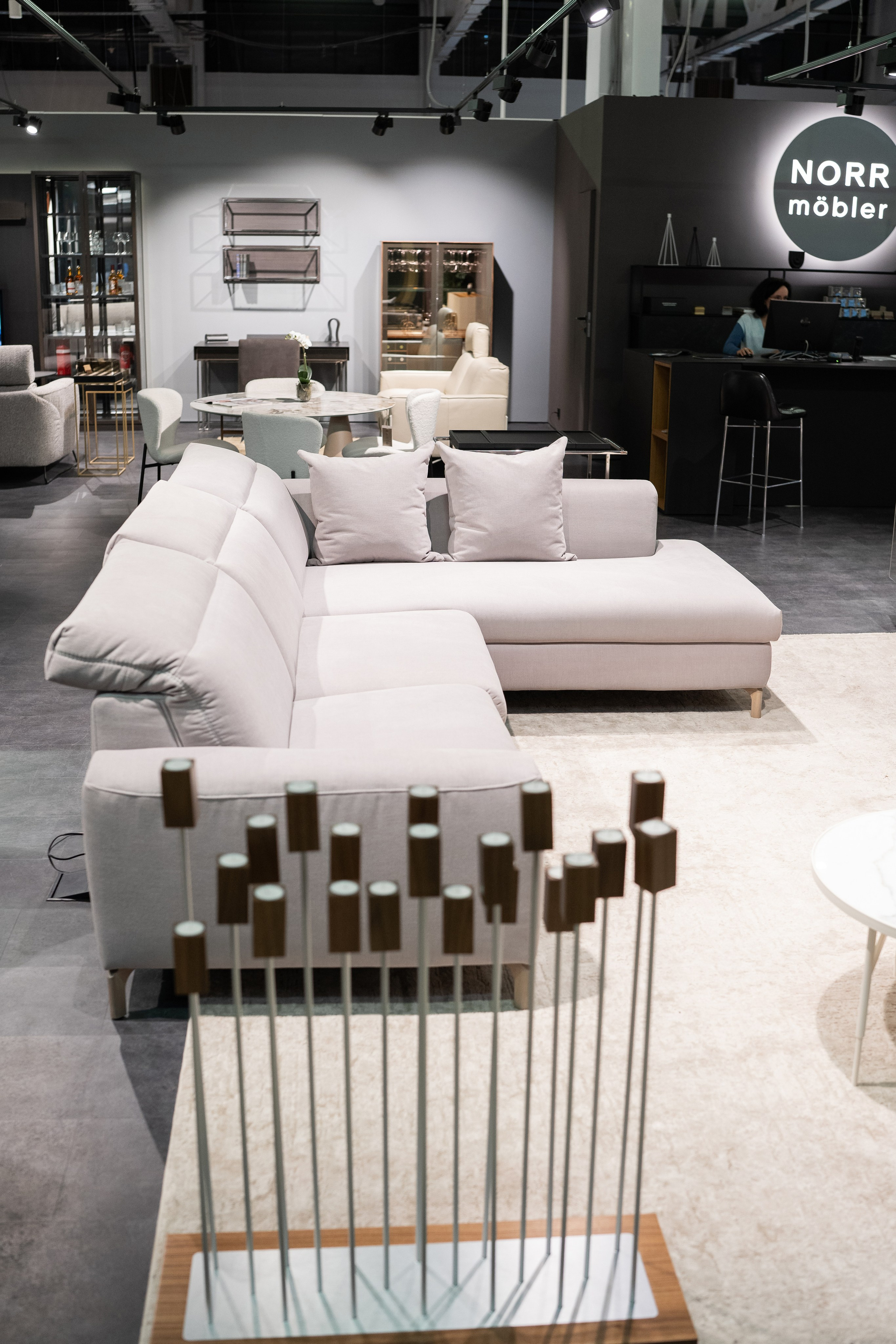 Разработка логотипа, фирменного стиля, создание коллекции мебели и предметов декора, дизайн-проект шоурумов с нуля