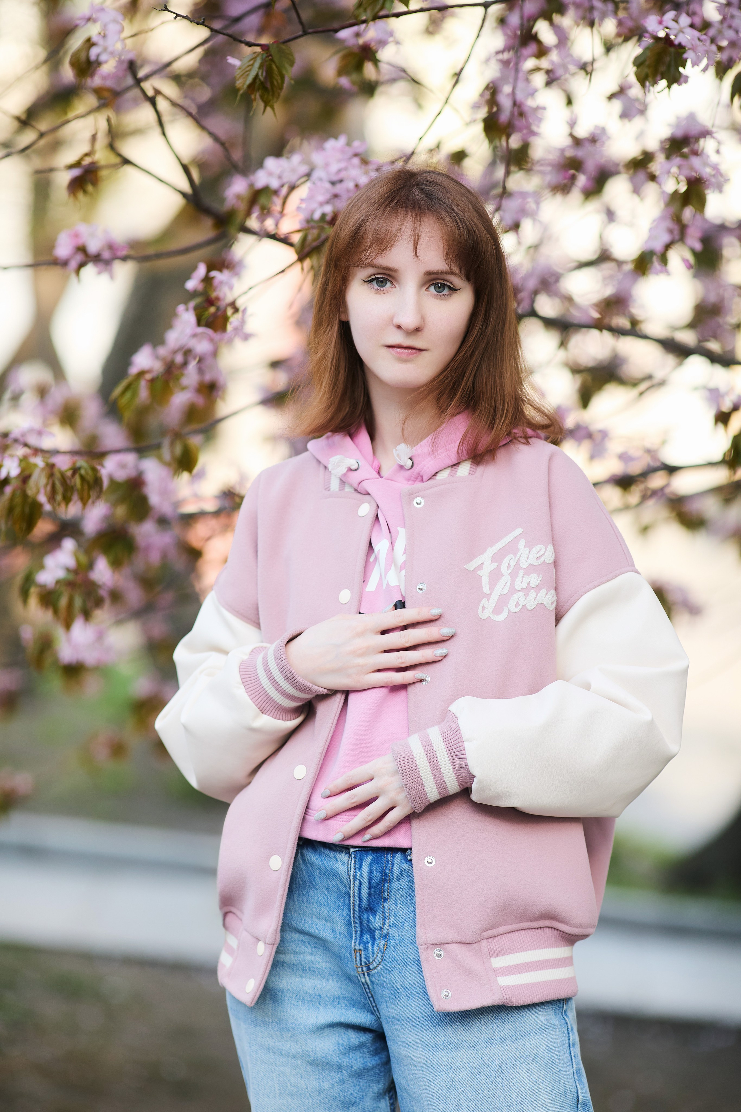 Прогулочная фотосессия у цветущего дерева рядом с театром имени Максима Горького во Владивостоке