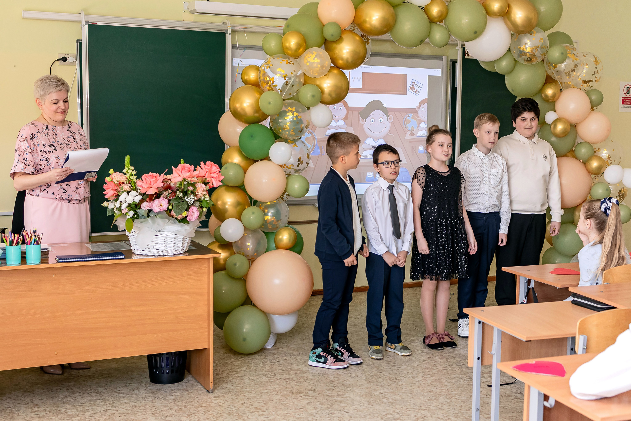 Выпускной в начальной школе в классе. Фотограф и видеограф Москва. Свадебный фотограф, видеограф. Выпускные альбомы. Оживающие альбомы