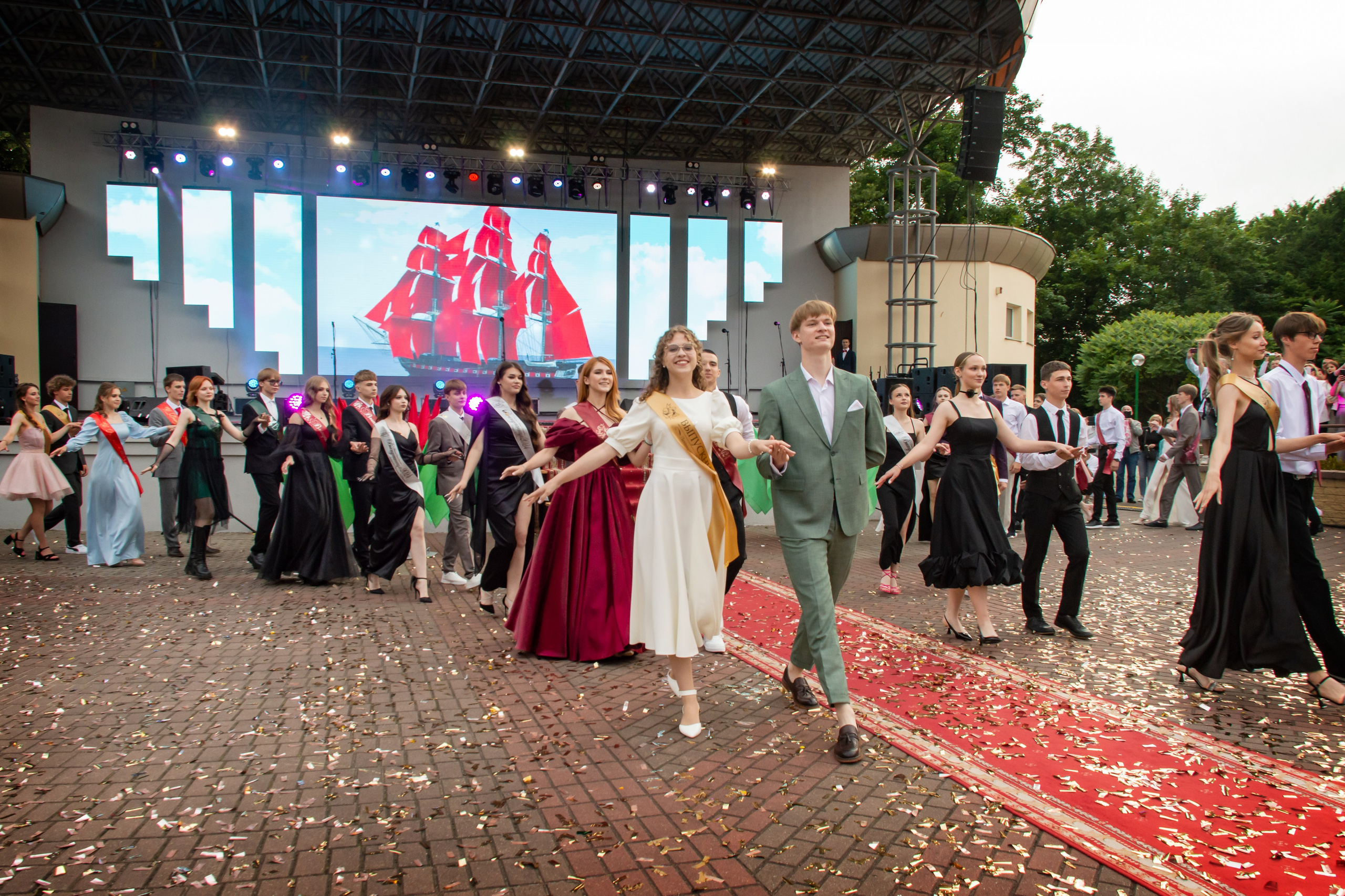 выпускной бал в парке