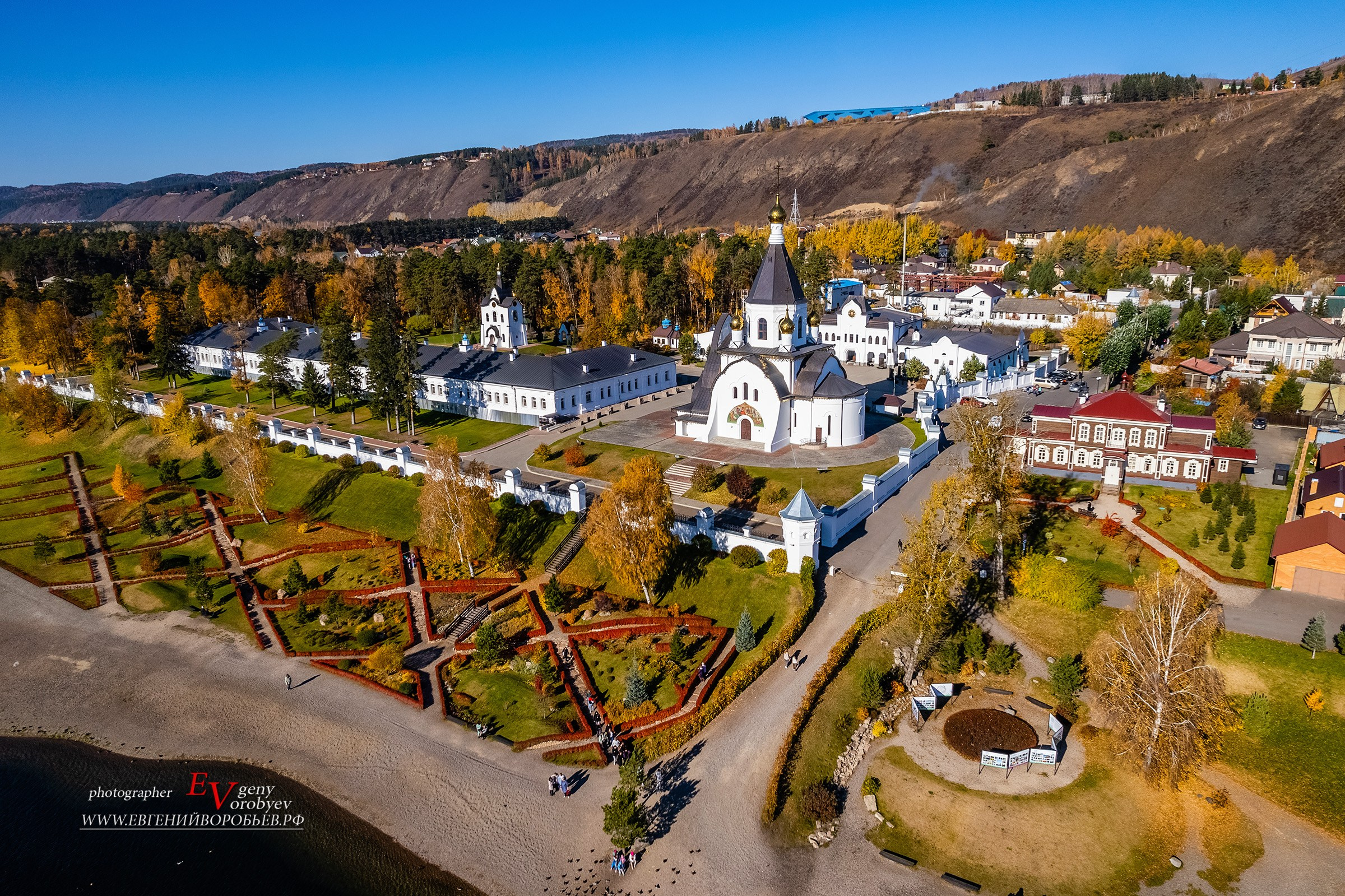 Мужской монастырь в удачном аэросъёмка с дрона экскурсии Красноярск индивидуальный тур фото интересные места достопримечательности что посмотреть куда сходить что посетить фототур фотосессия аренда кабриолета аренда микроавтобуса трансфер цена заказать экскурсию программа маршрут смотровые площадки видовые красивые места Национальный парк заповедник Столбы Дивногорск Красноярская ГЭС путешествие туристический маршрут место силы Часовня Параскевы Пятницы Коммунальный мост остров Татышев Бобровый лог Николаевская сопка набережная Енисея село Овсянка музей Астафьева Караульная гора Виноградовский мост гид экскурсовод индивидуальная экскурсия фотосъемка виды на Енисей фанпарк Бобровый лог парк флоры и фауны Роев ручей Торгашинский хребет скала Такмак вантовый мост куда сходить цены расписание заказать онлайн экскурсионное обслуживание трансфер на комфортабельном автобусе