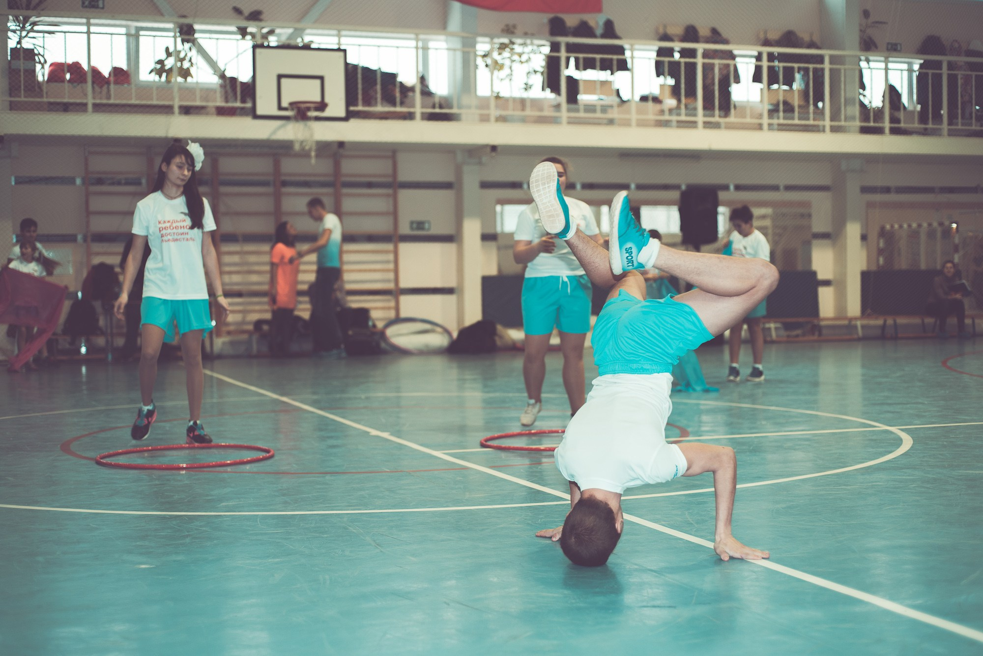 Участники соревнований показывают спортивные номера