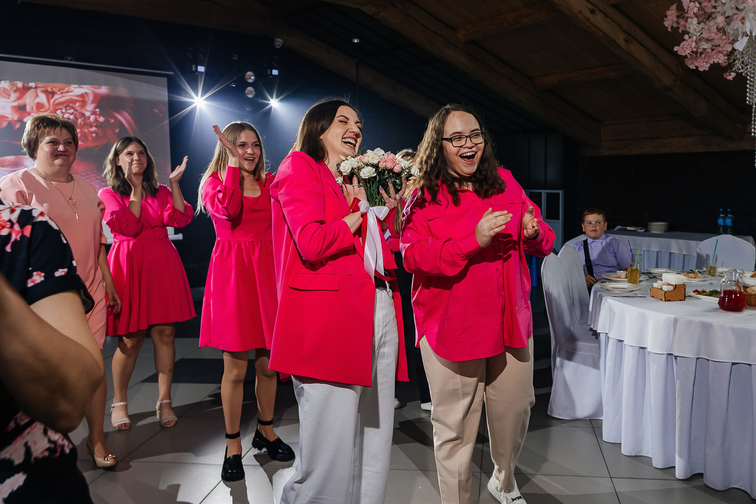 Чувственная первая встреча пары в отеле. Олег Сверчков | Свадебный фотограф Вологда