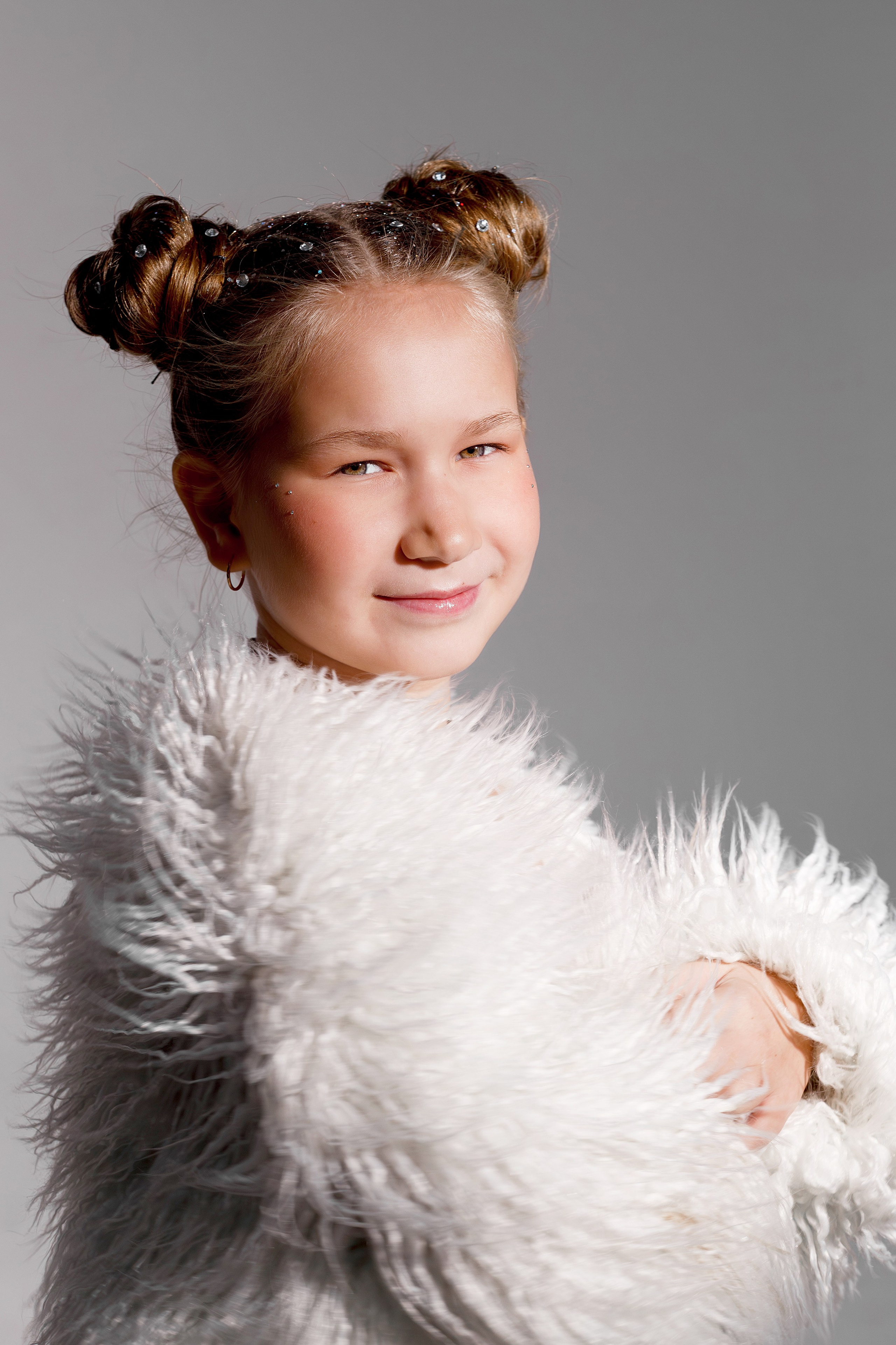 Креативная детская фотосессия на 9 лет в студии Сочи. Детский студийный фотограф Сочи