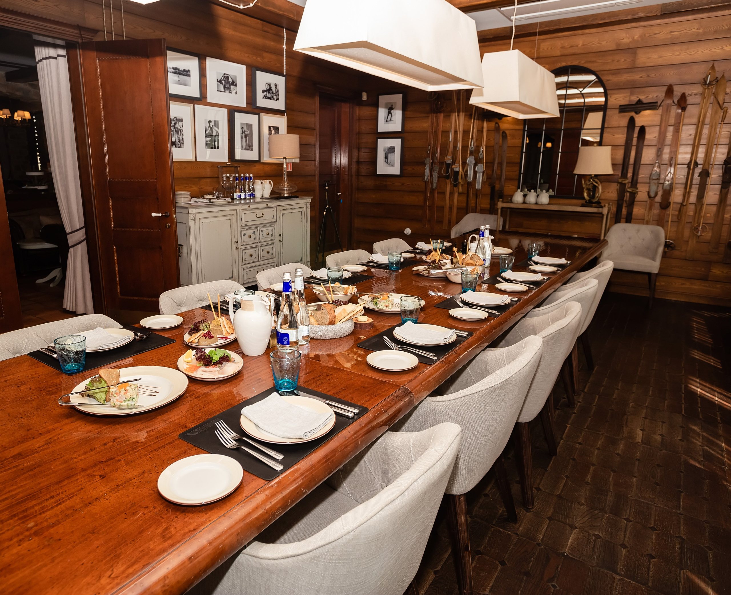 мясо стейк изысканный вкус кафе лучший ресторан Красноярска ресторан Хозяин тайги вкусная сибирская кухня атмосферный интерьер гастро тур путешествие где вкусно поесть банкетный зал