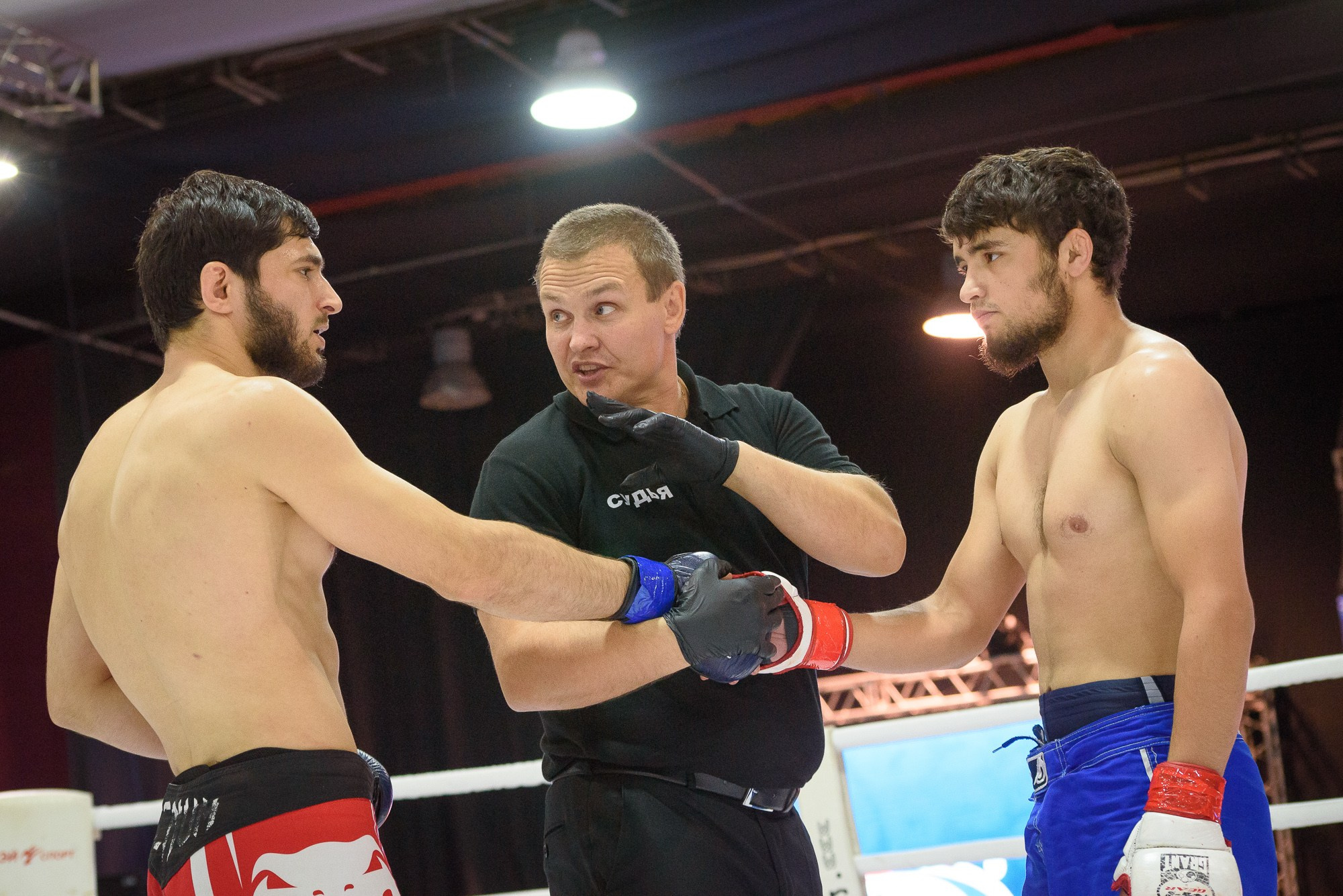 Судья напоминает спортсменам о правилах боя MMA перед его началом