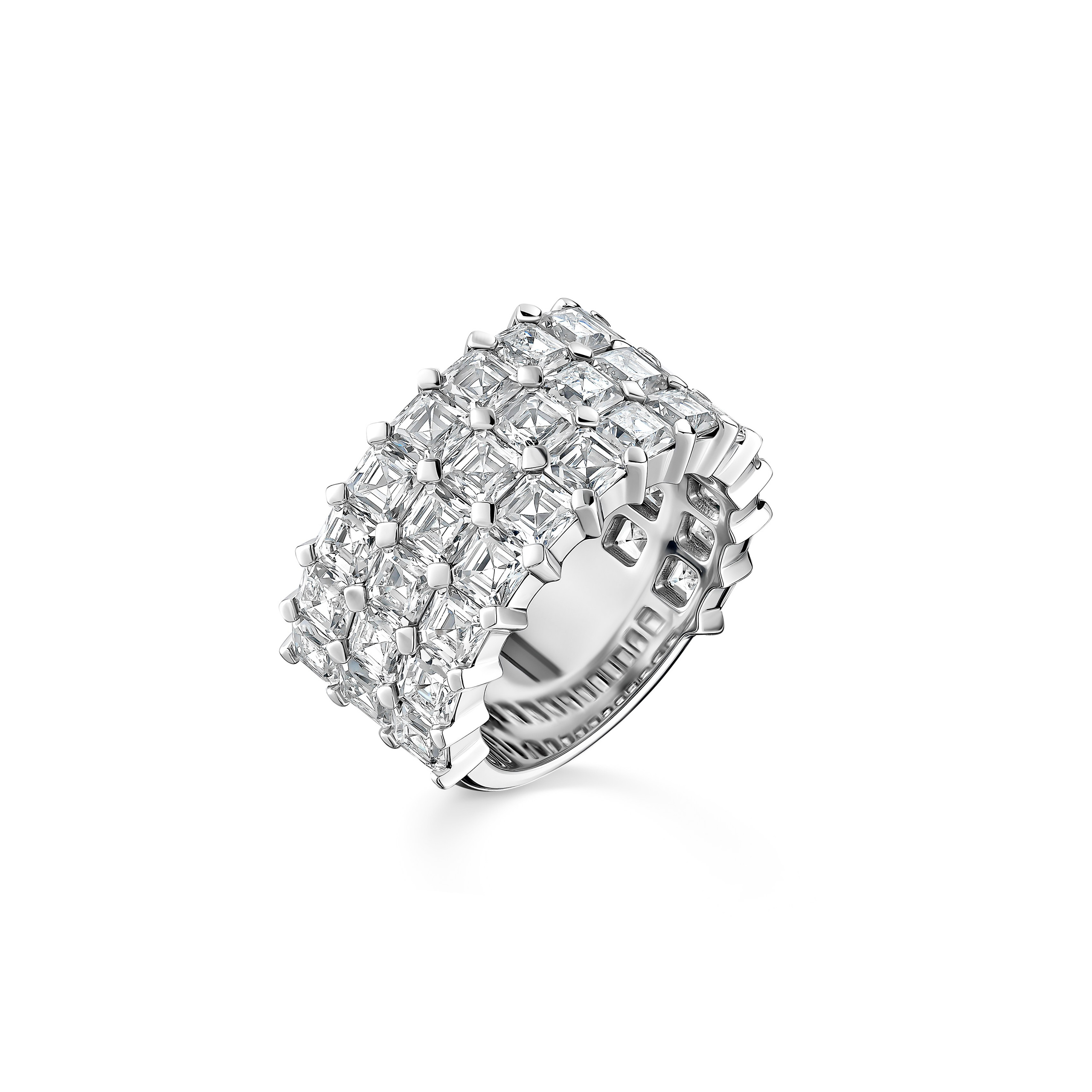 Кольцо из белого золота с крупной бриллиантовой инкрустацией, ювелирная съёмка La Voie Nomade для каталога бренда.